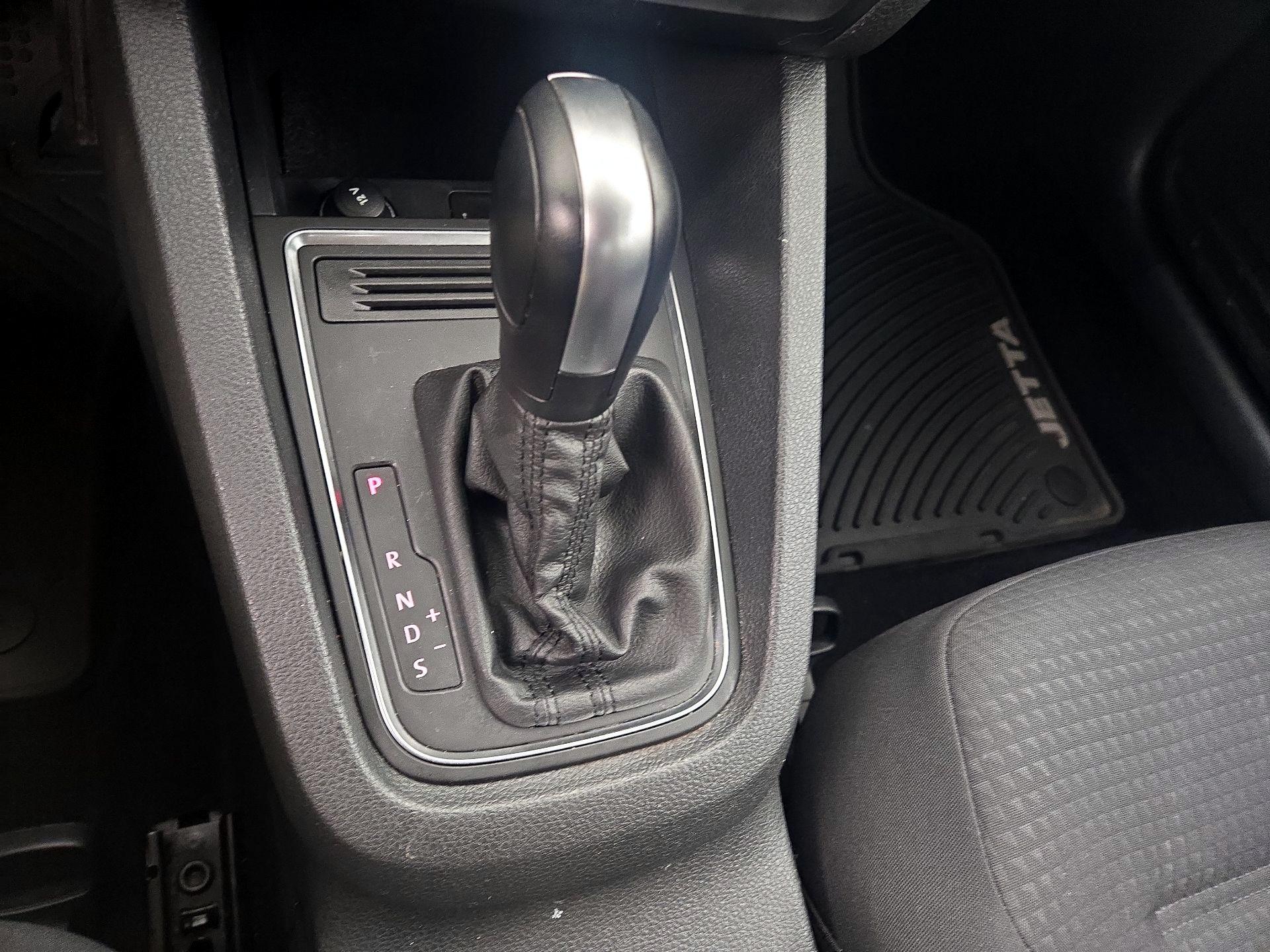Thumbnail: 2016 Volkswagen Jetta - 16