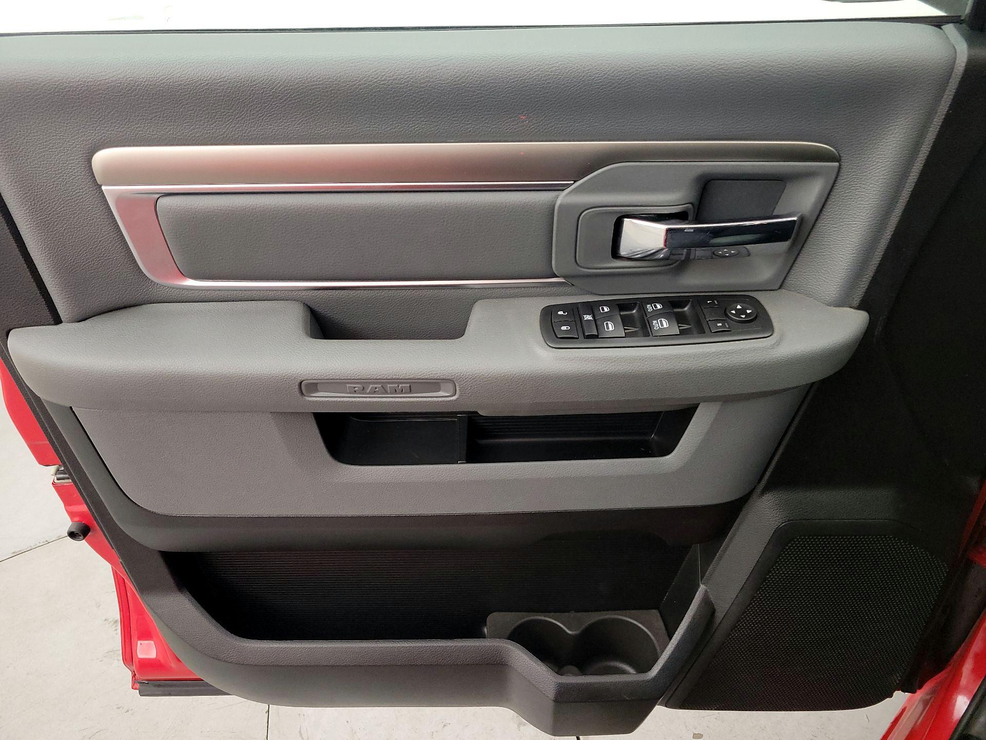 Thumbnail: 2020 RAM 1500 Classic - 12