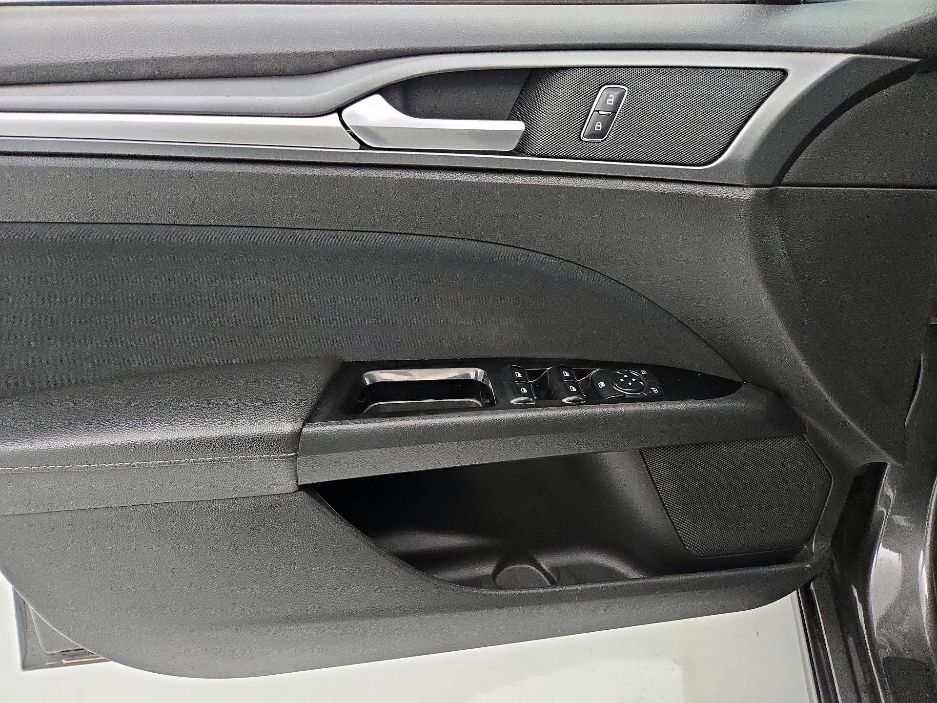 Thumbnail: 2016 Ford Fusion - 12