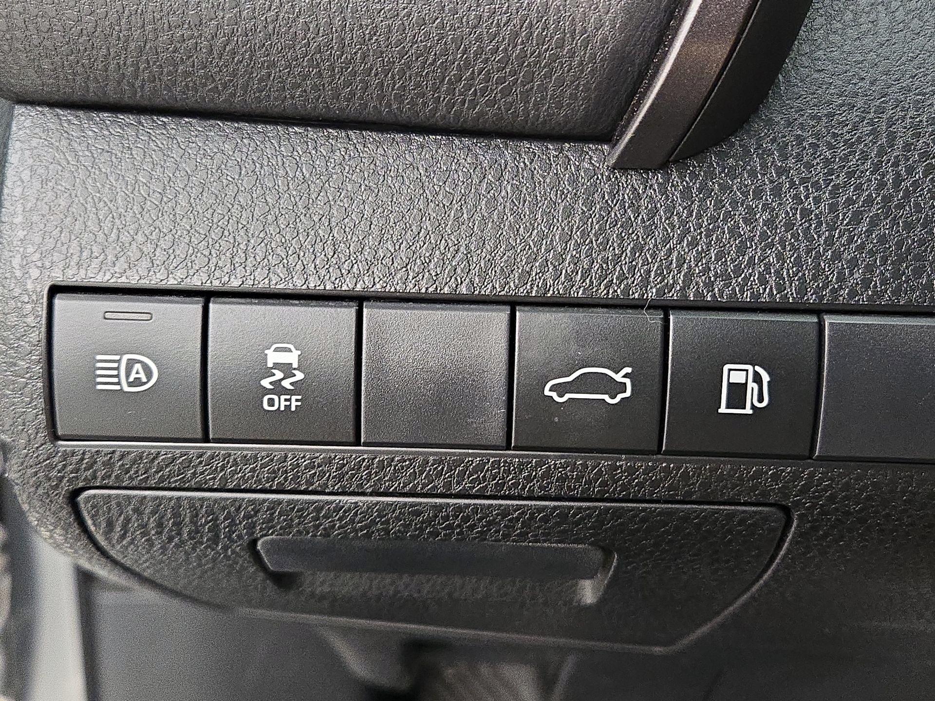 Thumbnail: 2018 Toyota Camry - 13