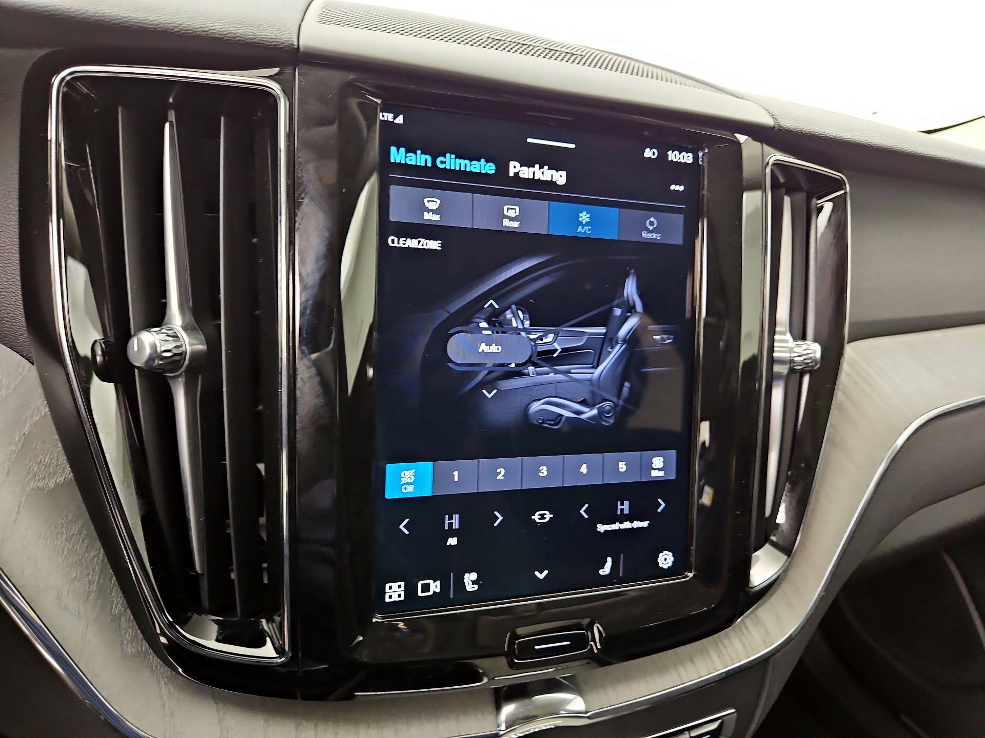 Thumbnail: 2025 Volvo XC60 - 16
