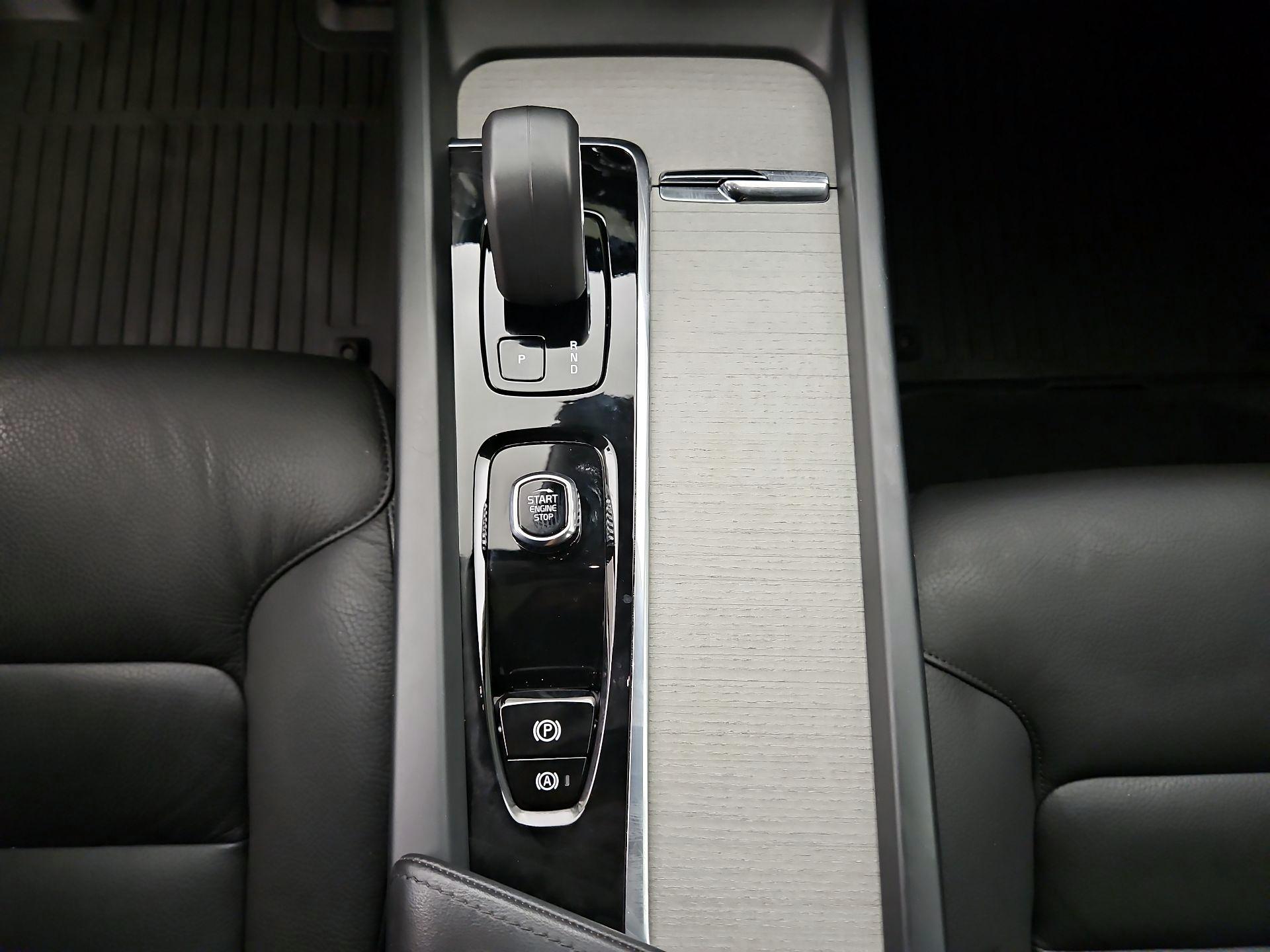Thumbnail: 2025 Volvo XC60 - 17
