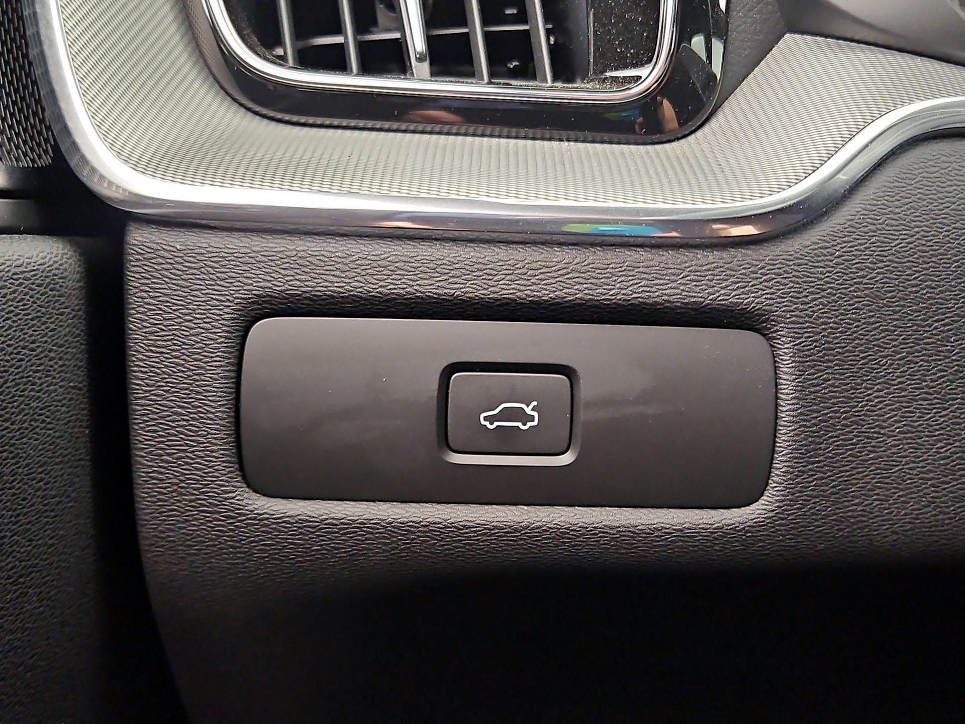 Thumbnail: 2023 Volvo XC60 - 13