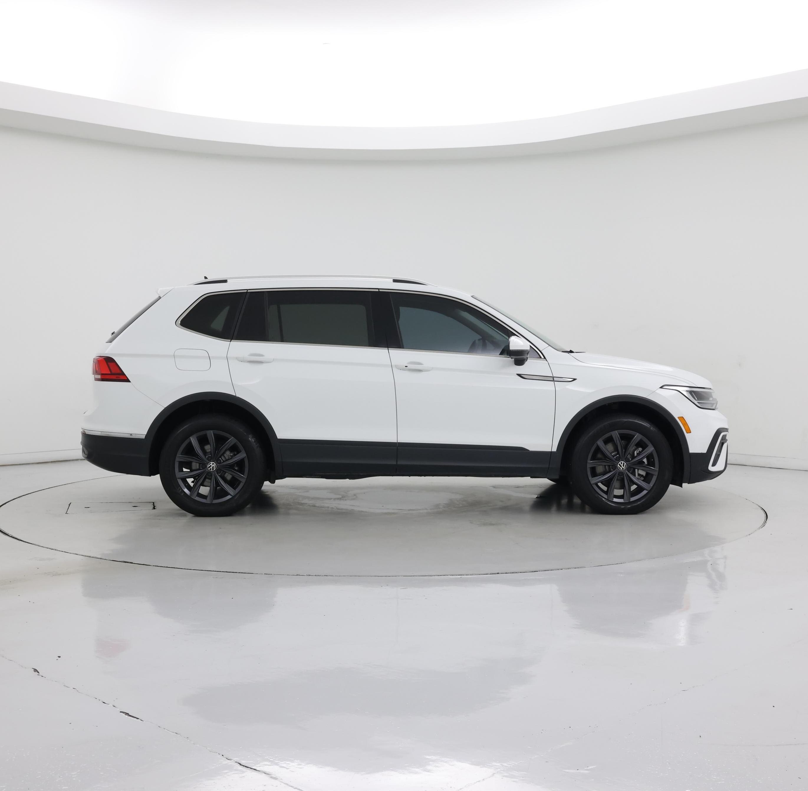 Thumbnail: 2022 Volkswagen Tiguan - 7