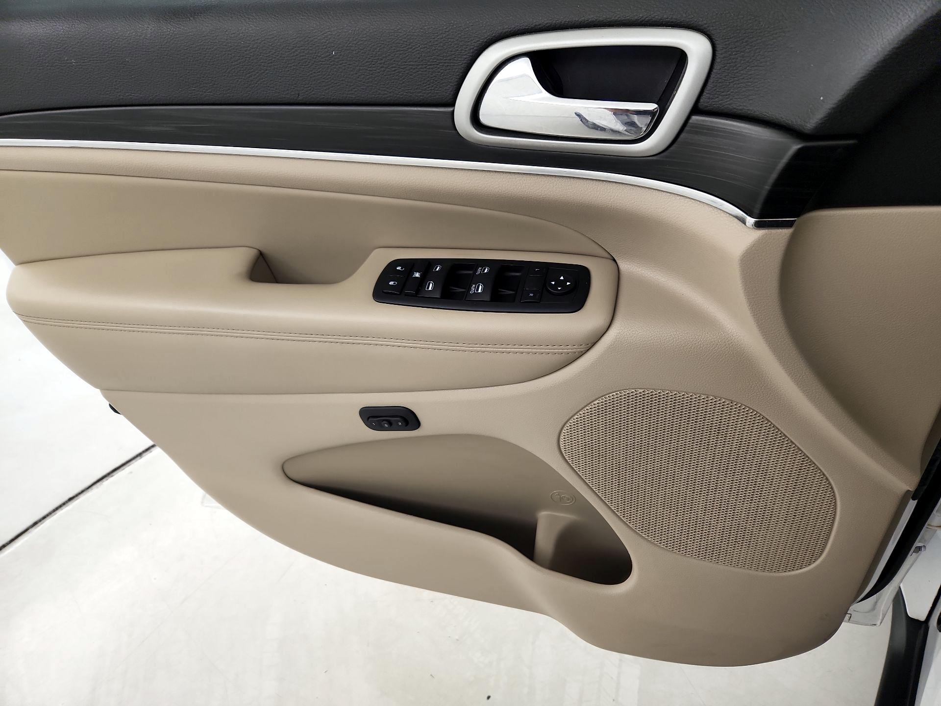 Thumbnail: 2022 Jeep Grand Cherokee - 12