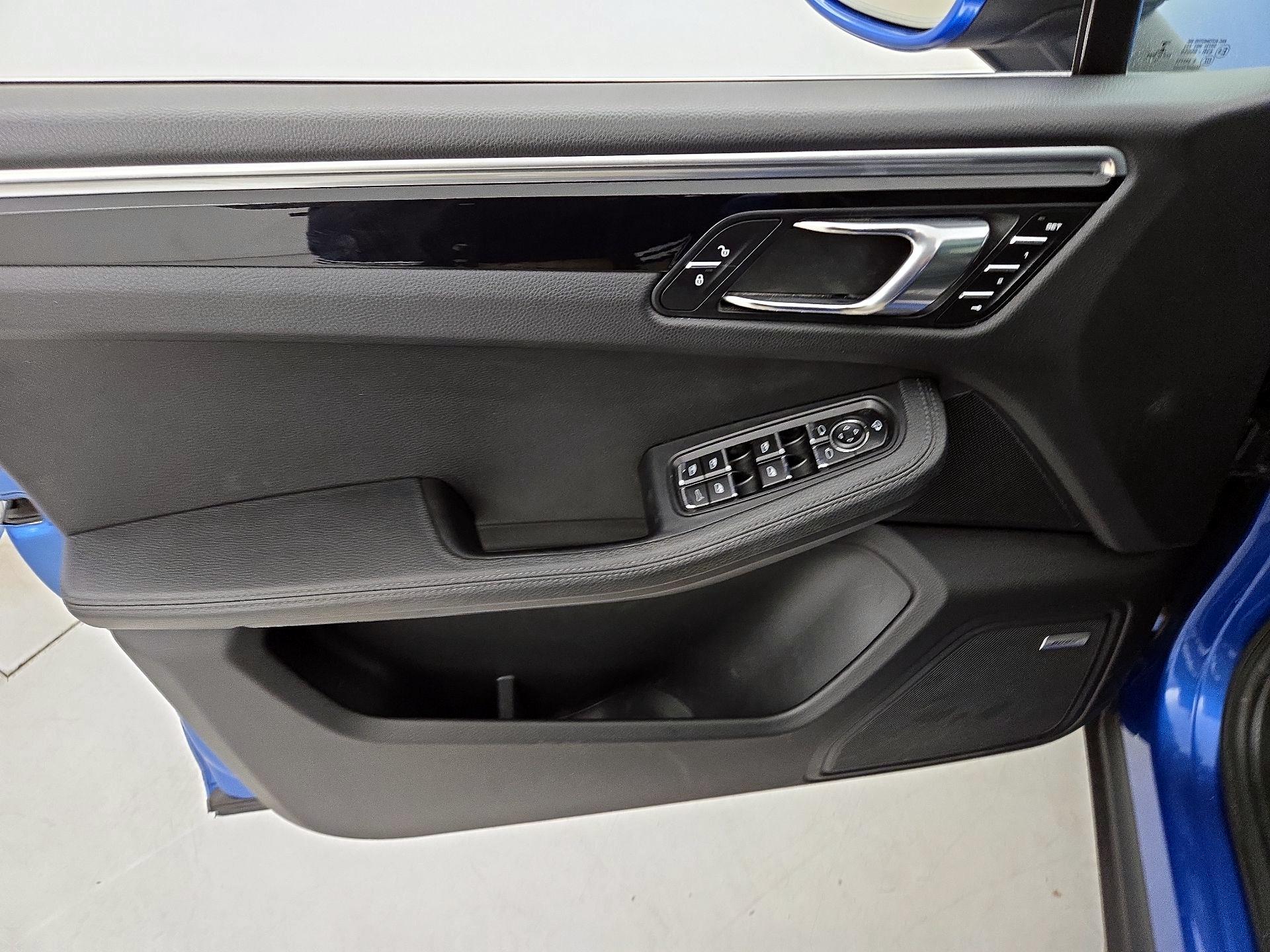 Thumbnail: 2017 Porsche Macan - 12