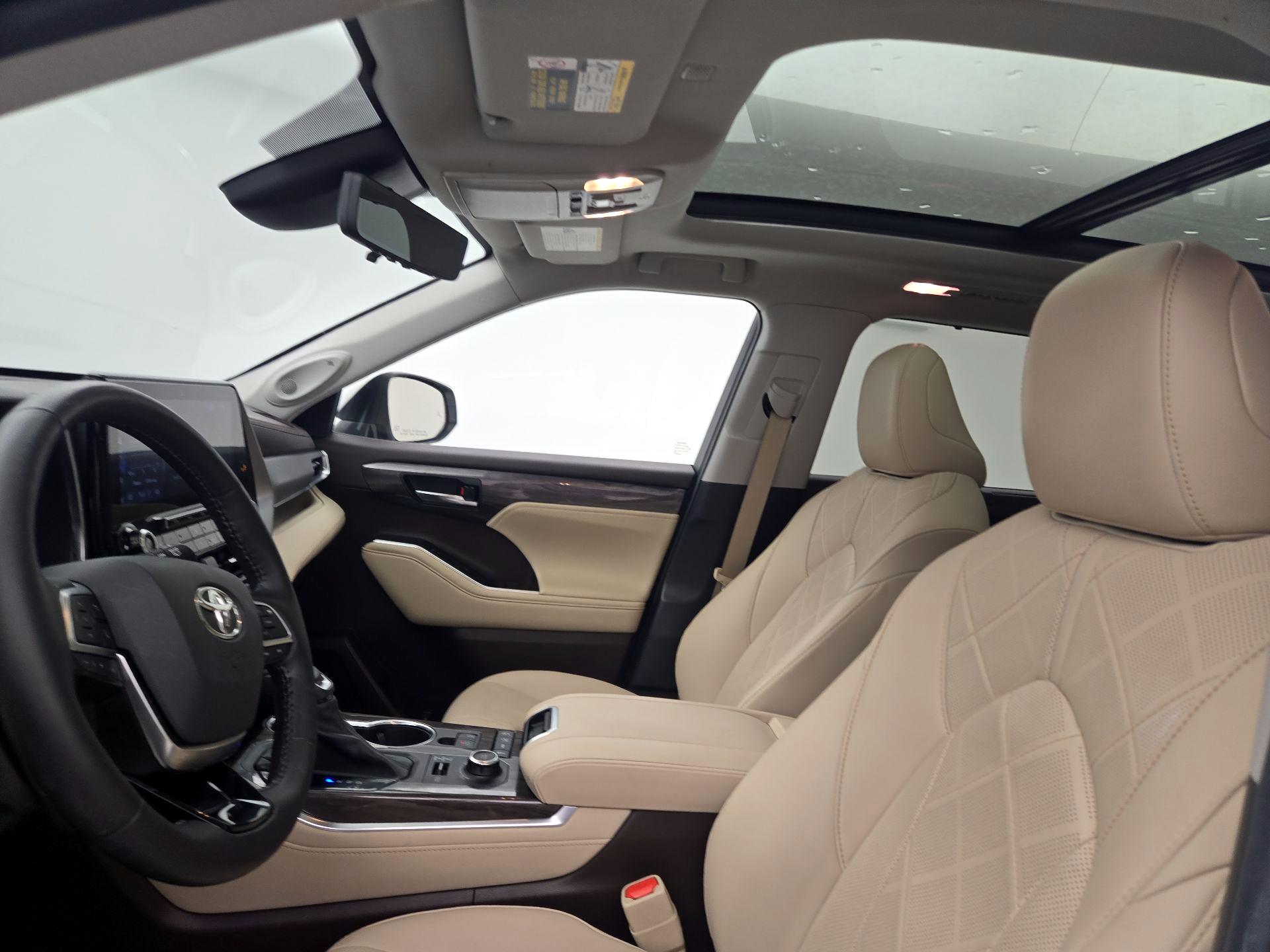 Thumbnail: 2021 Toyota Highlander - 20
