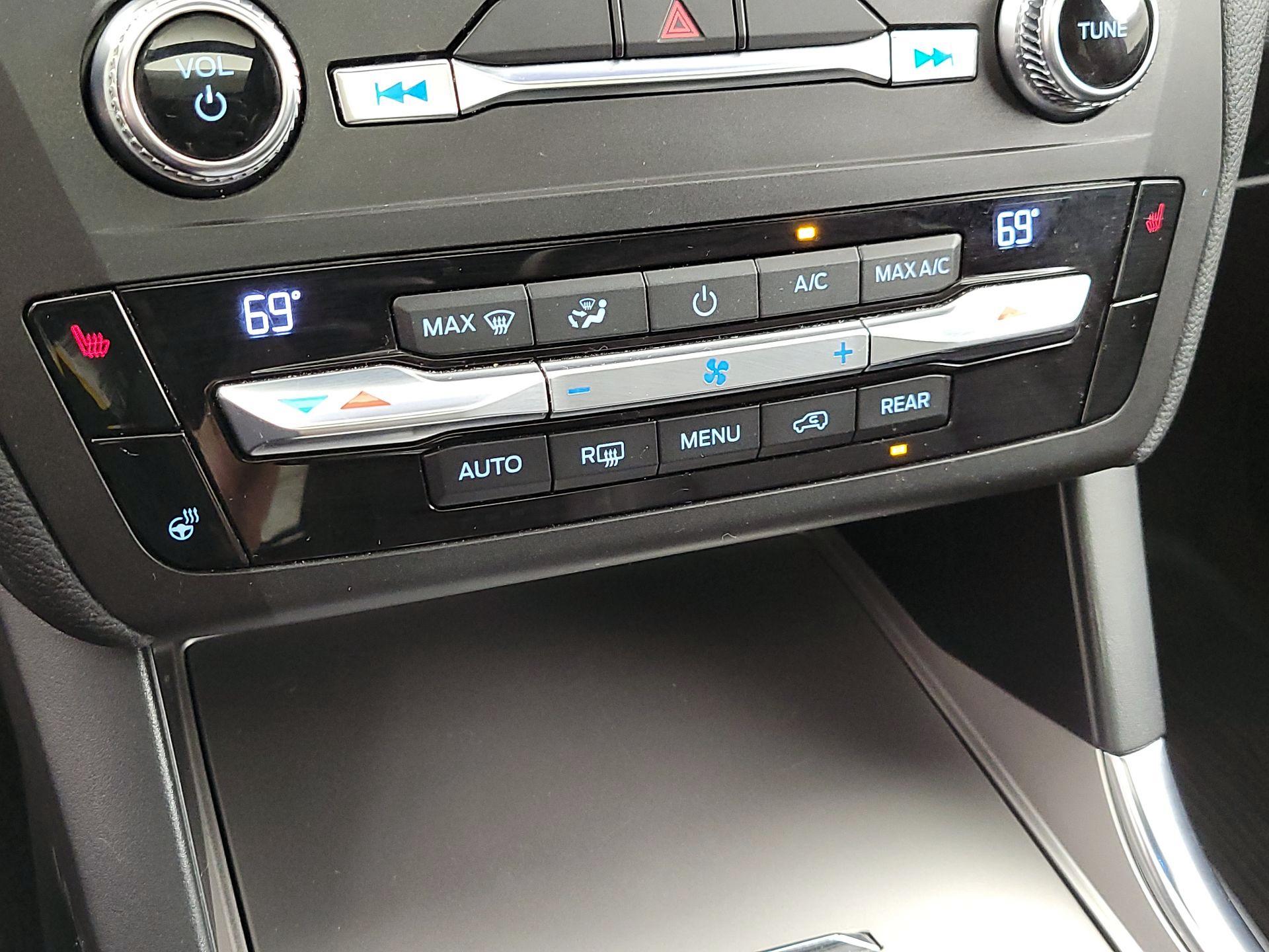 Thumbnail: 2020 Ford Explorer - 16