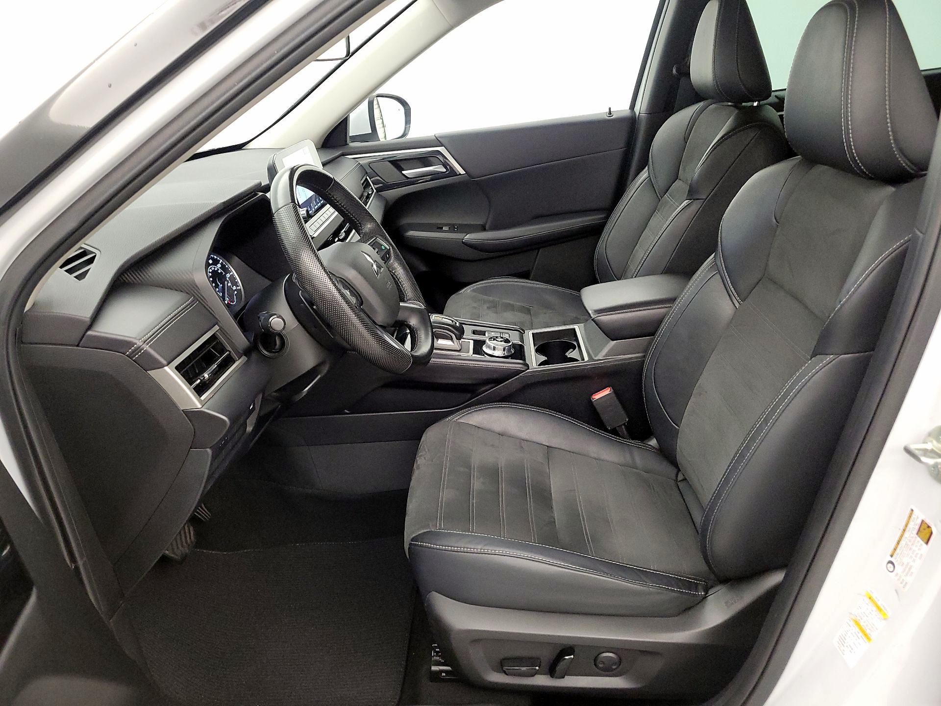 Thumbnail: 2023 Mitsubishi Outlander - 11