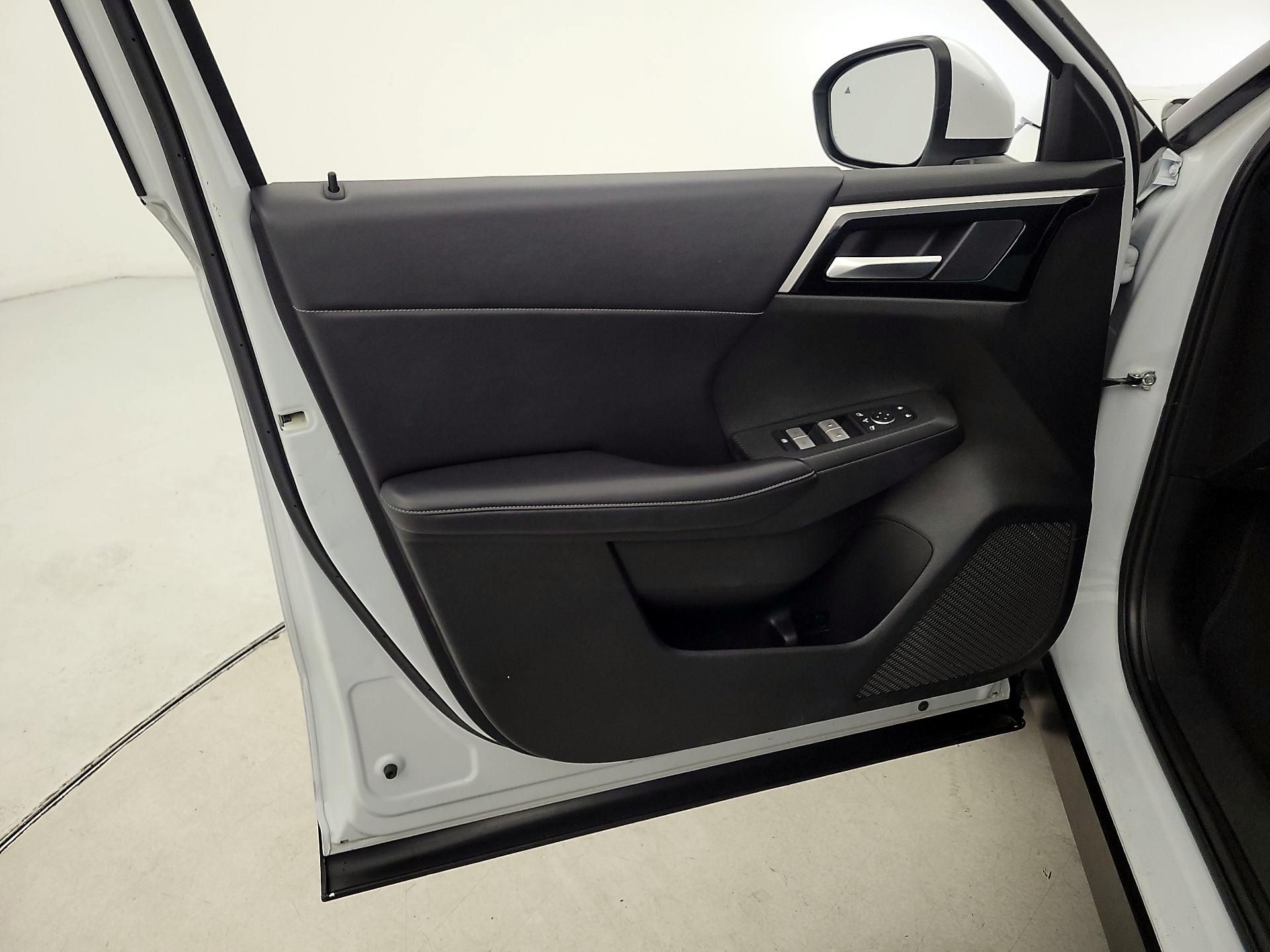 Thumbnail: 2023 Mitsubishi Outlander - 12