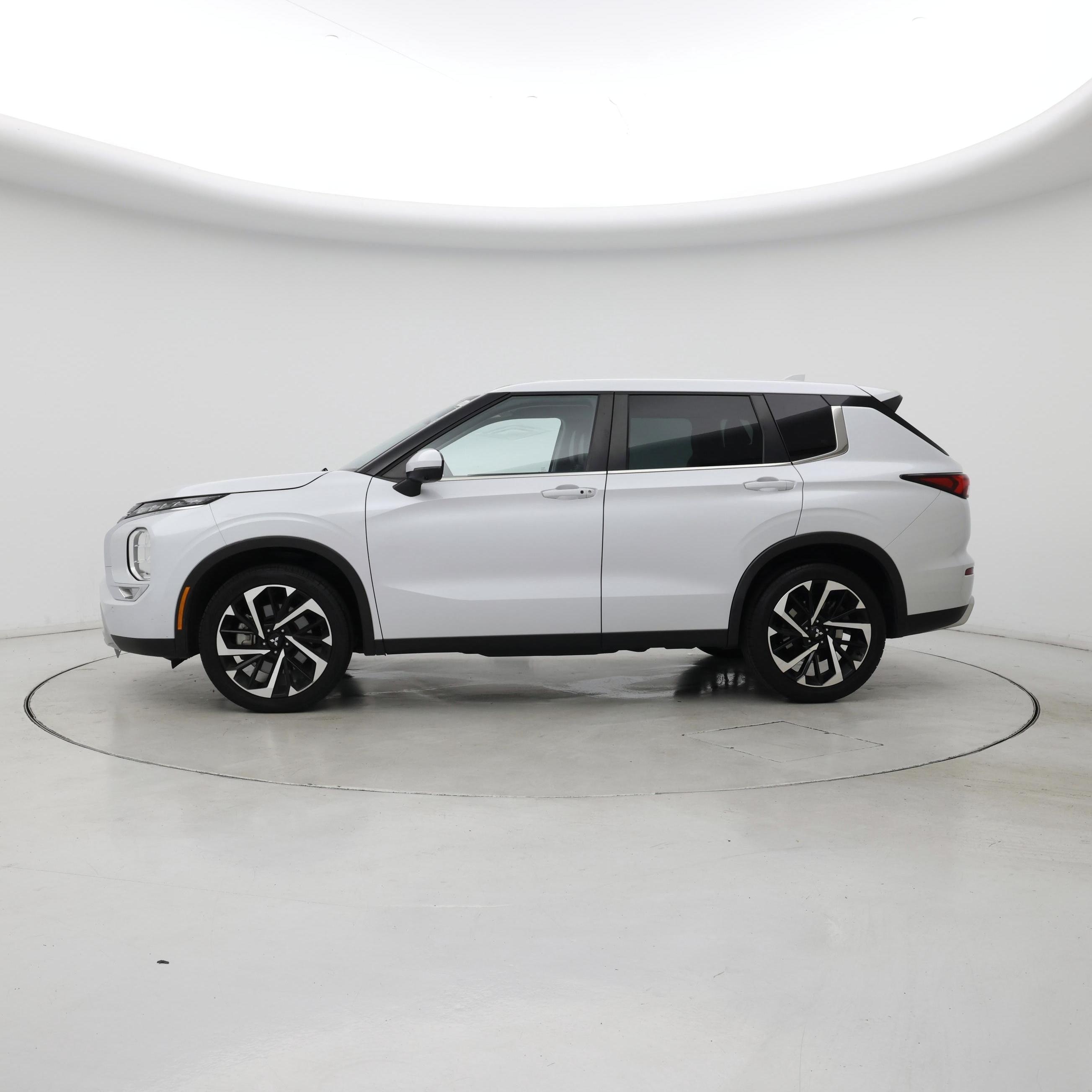 Thumbnail: 2023 Mitsubishi Outlander - 3