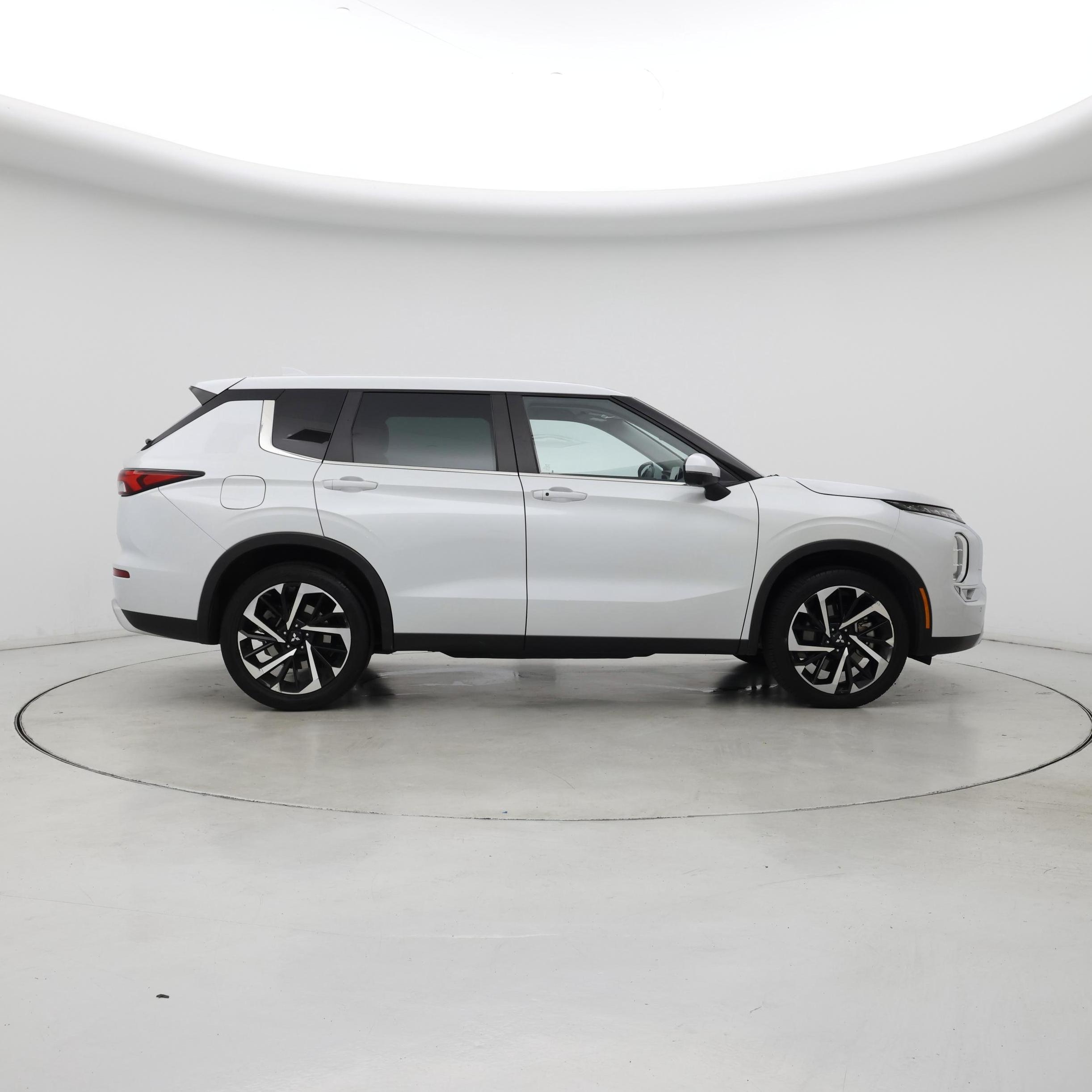 Thumbnail: 2023 Mitsubishi Outlander - 7