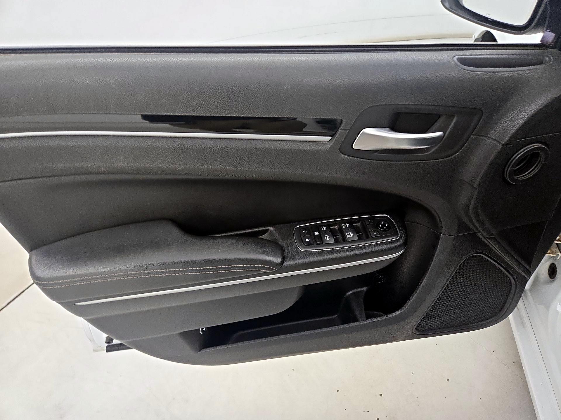Thumbnail: 2019 Chrysler 300 - 12