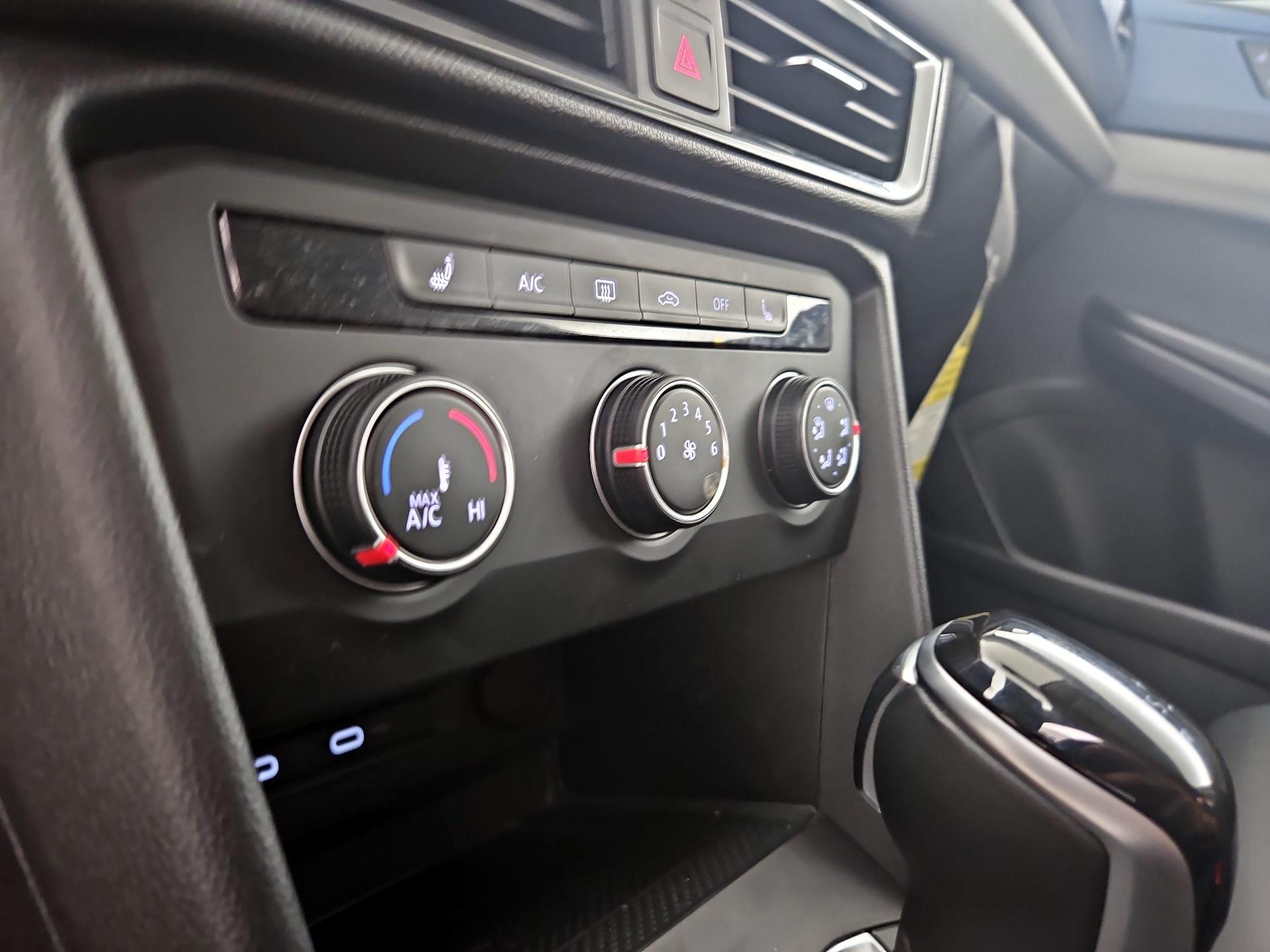 Thumbnail: 2022 Volkswagen Taos - 16