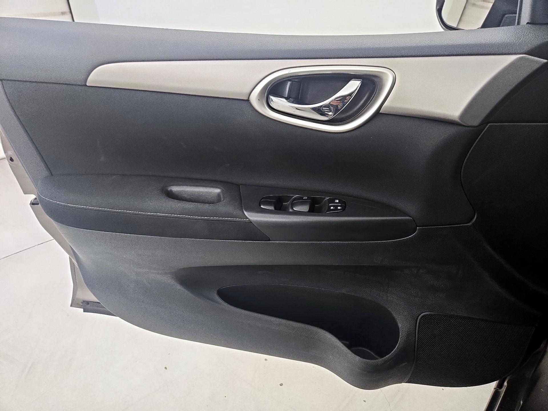 Thumbnail: 2015 Nissan Sentra - 12