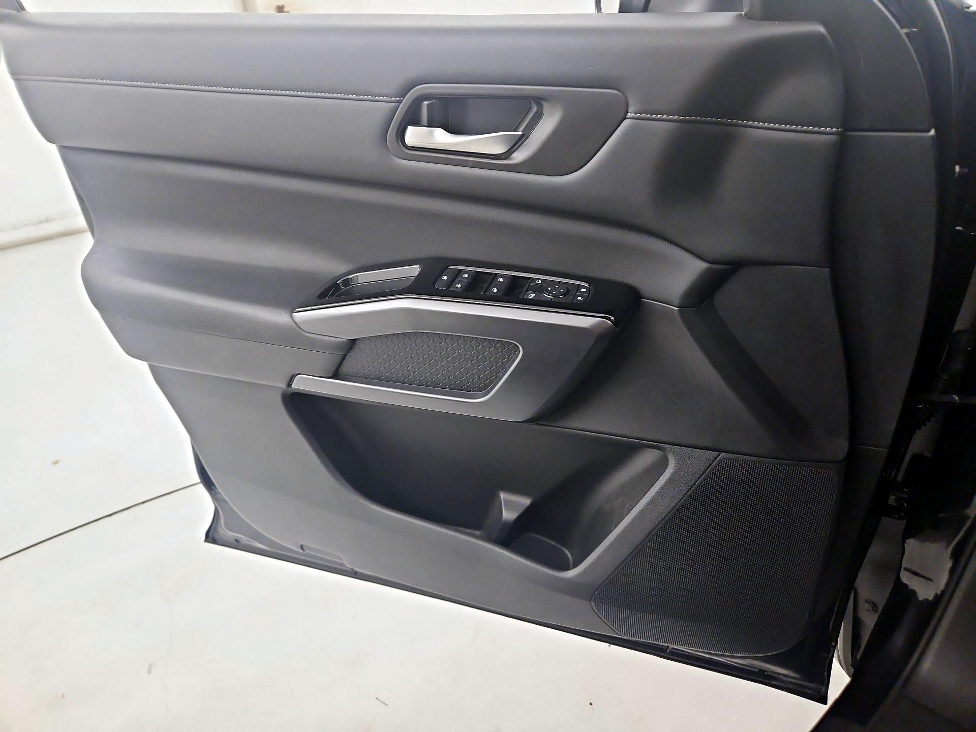 Thumbnail: 2023 Nissan Pathfinder - 12