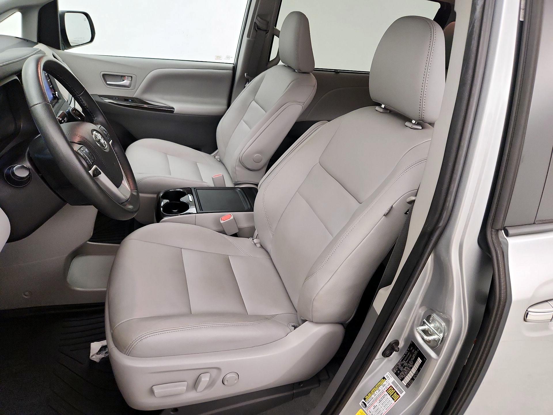 Thumbnail: 2020 Toyota Sienna - 11