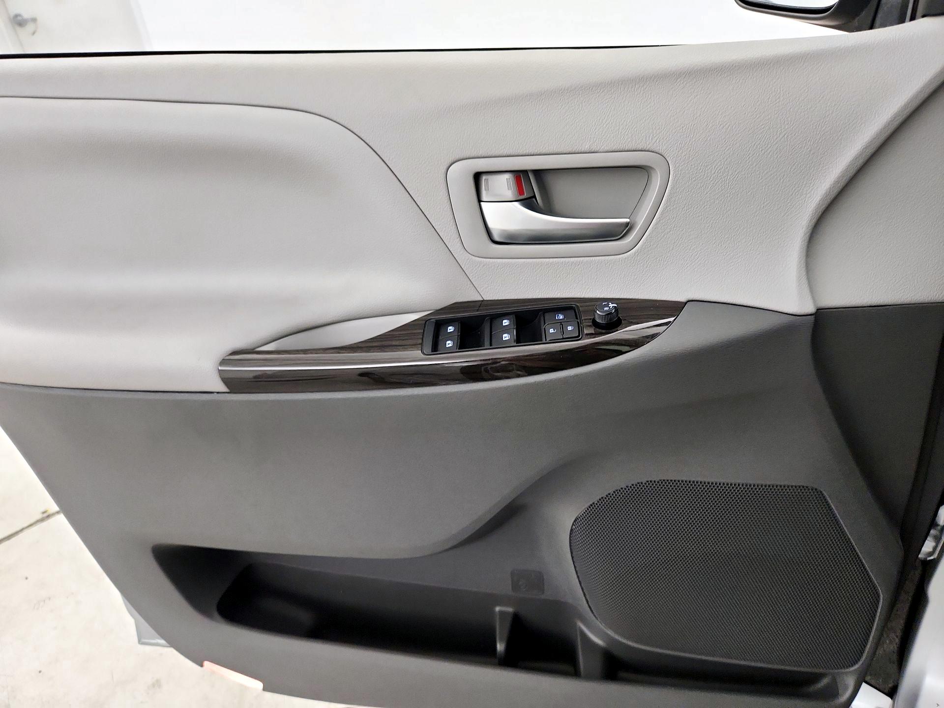Thumbnail: 2020 Toyota Sienna - 12