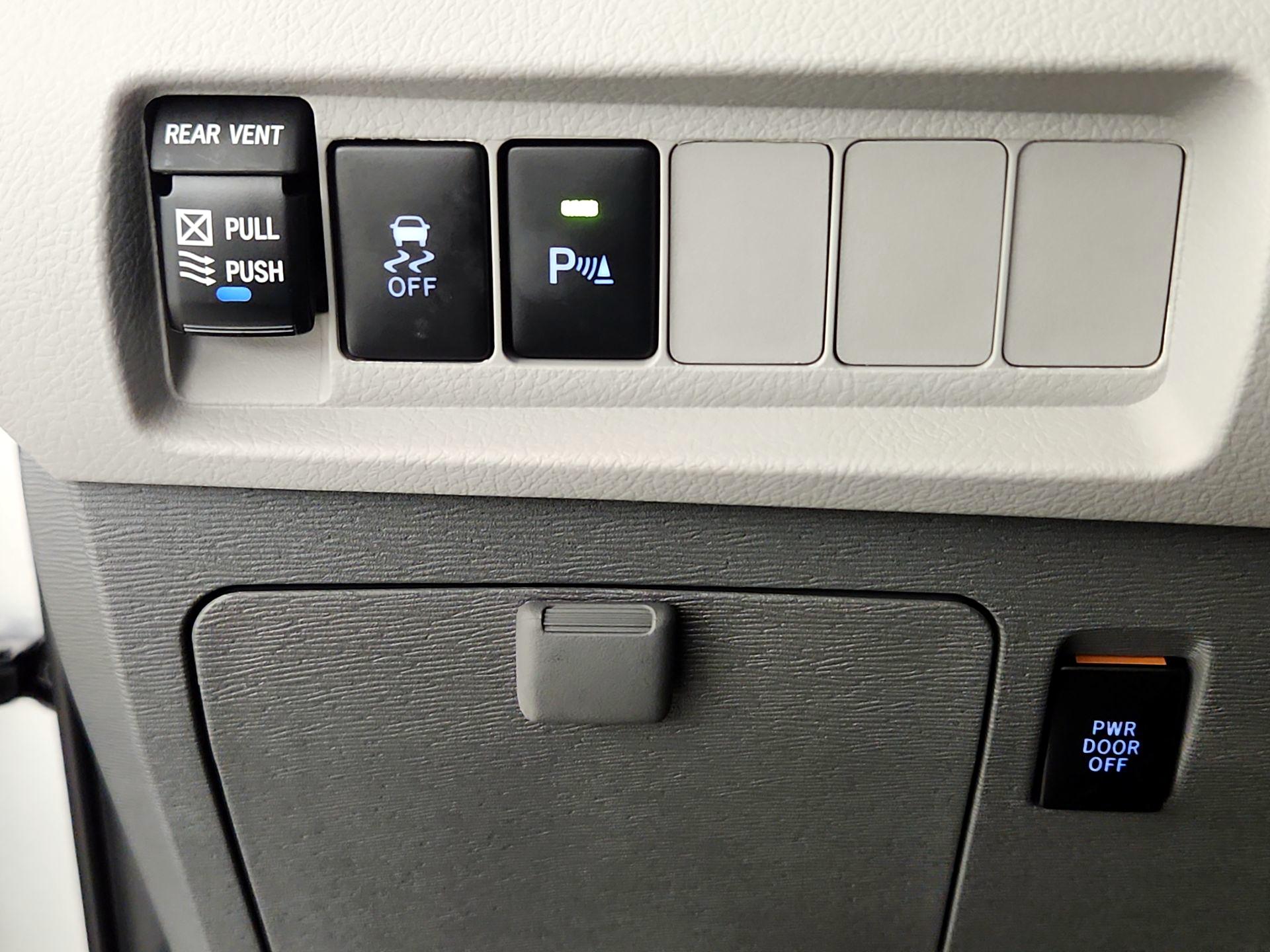 Thumbnail: 2020 Toyota Sienna - 13