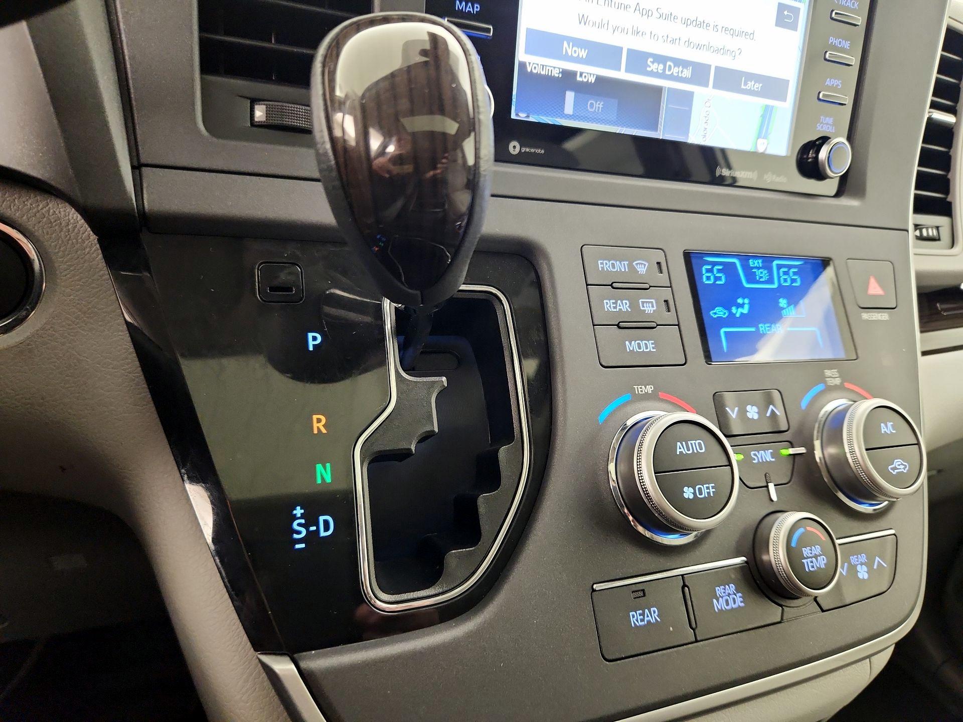Thumbnail: 2020 Toyota Sienna - 18