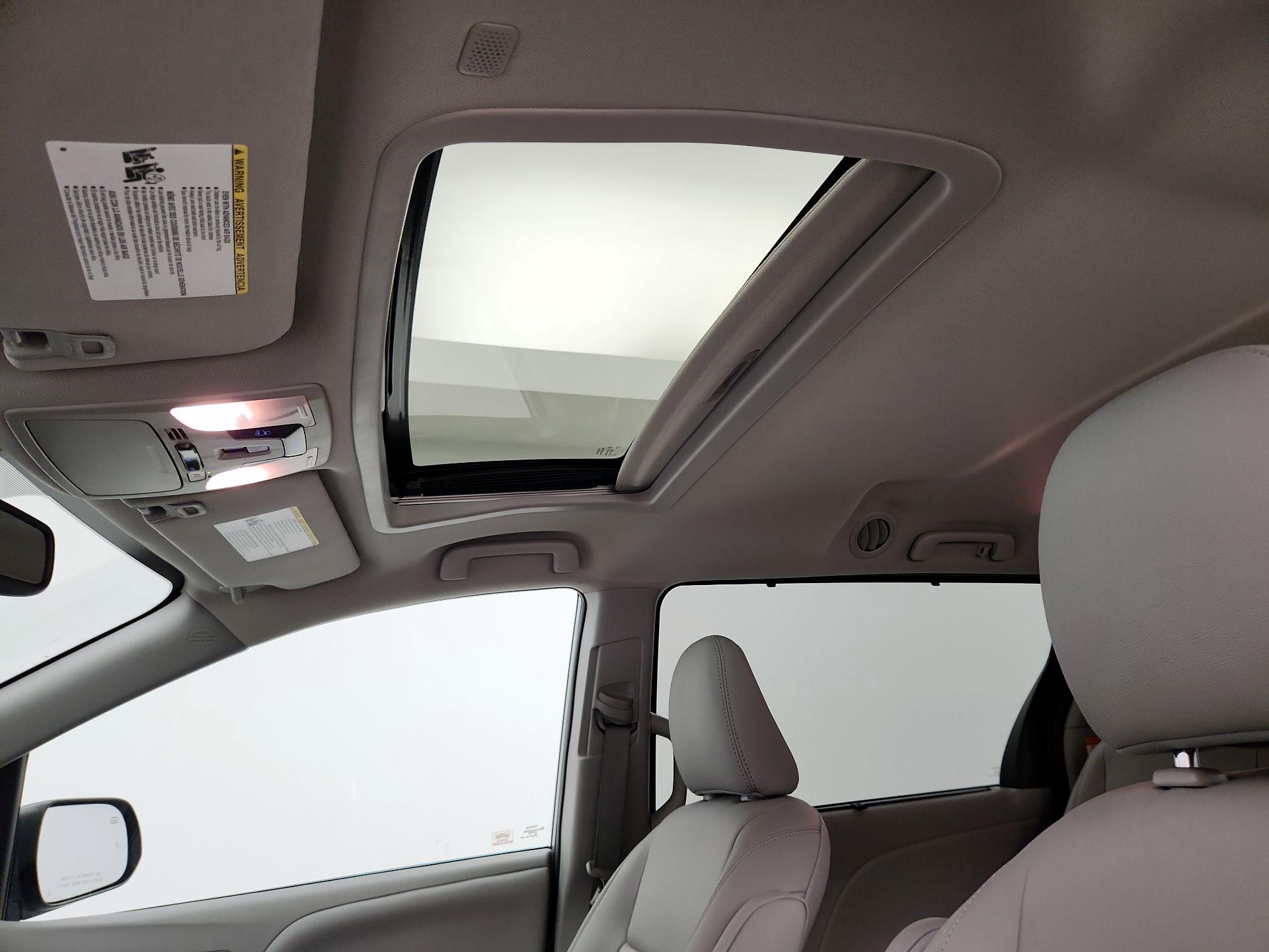 Thumbnail: 2020 Toyota Sienna - 20