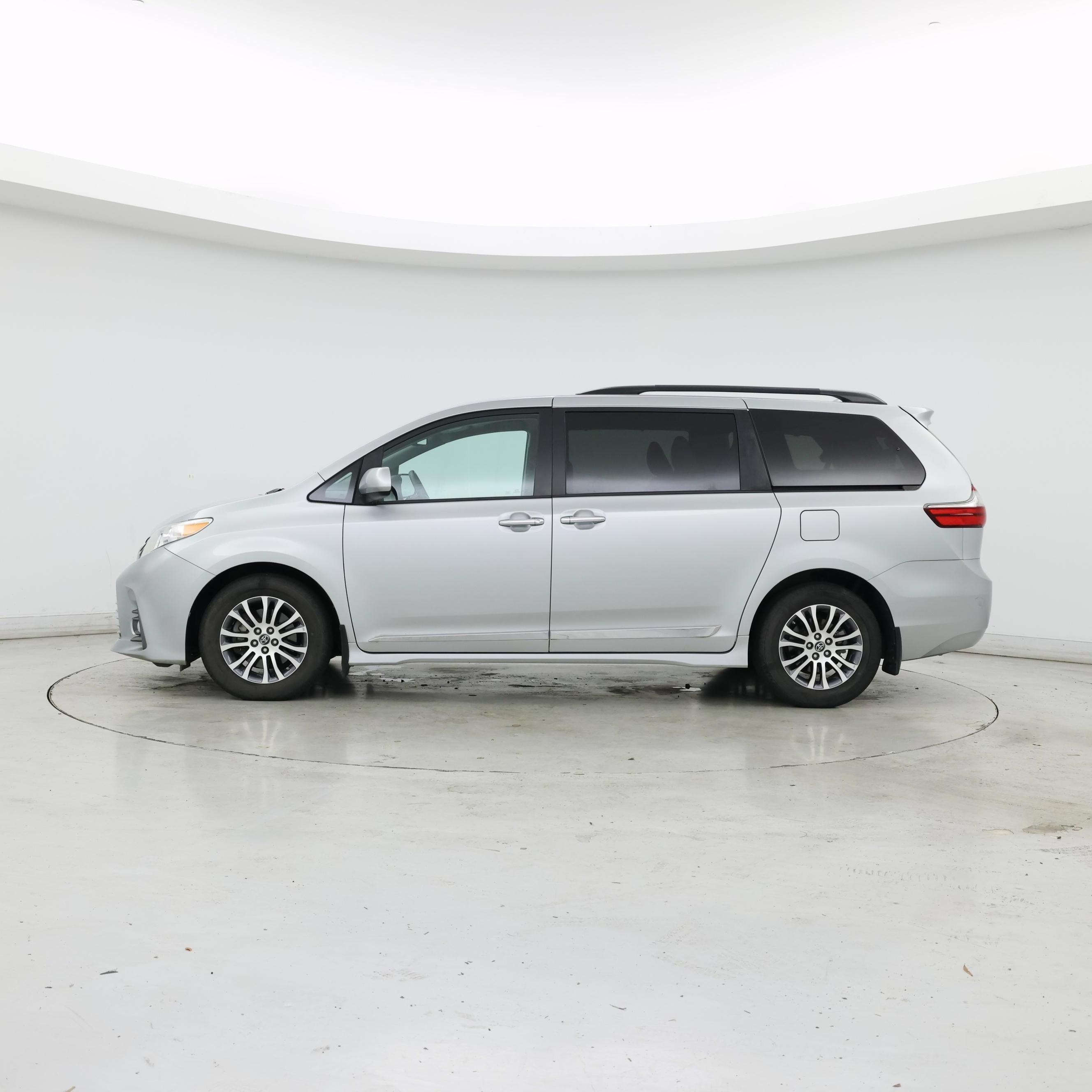 Thumbnail: 2020 Toyota Sienna - 3