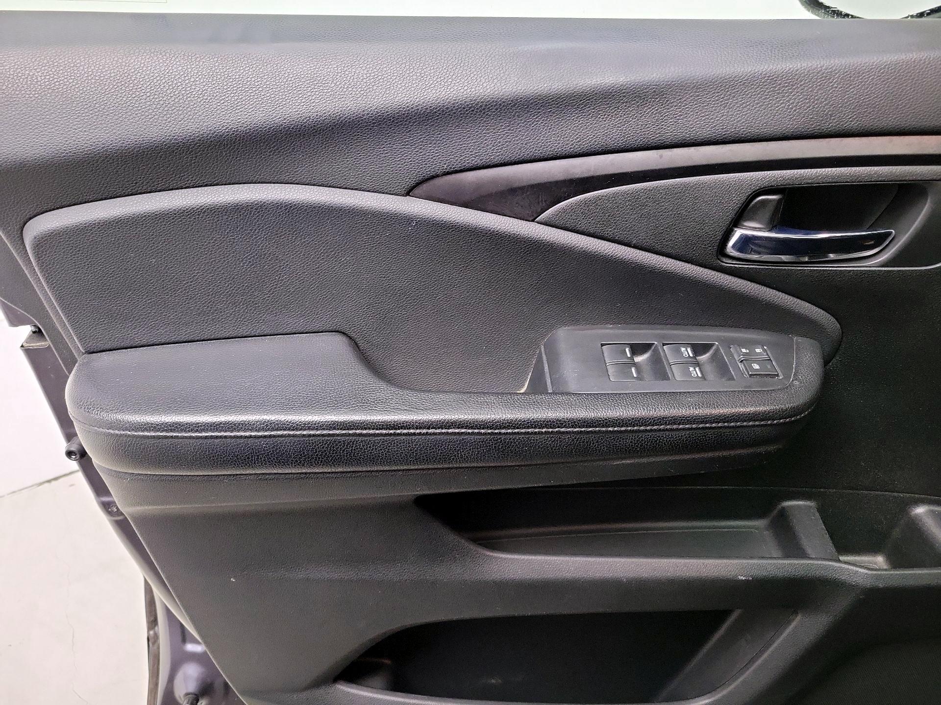 Thumbnail: 2017 Honda Pilot - 12