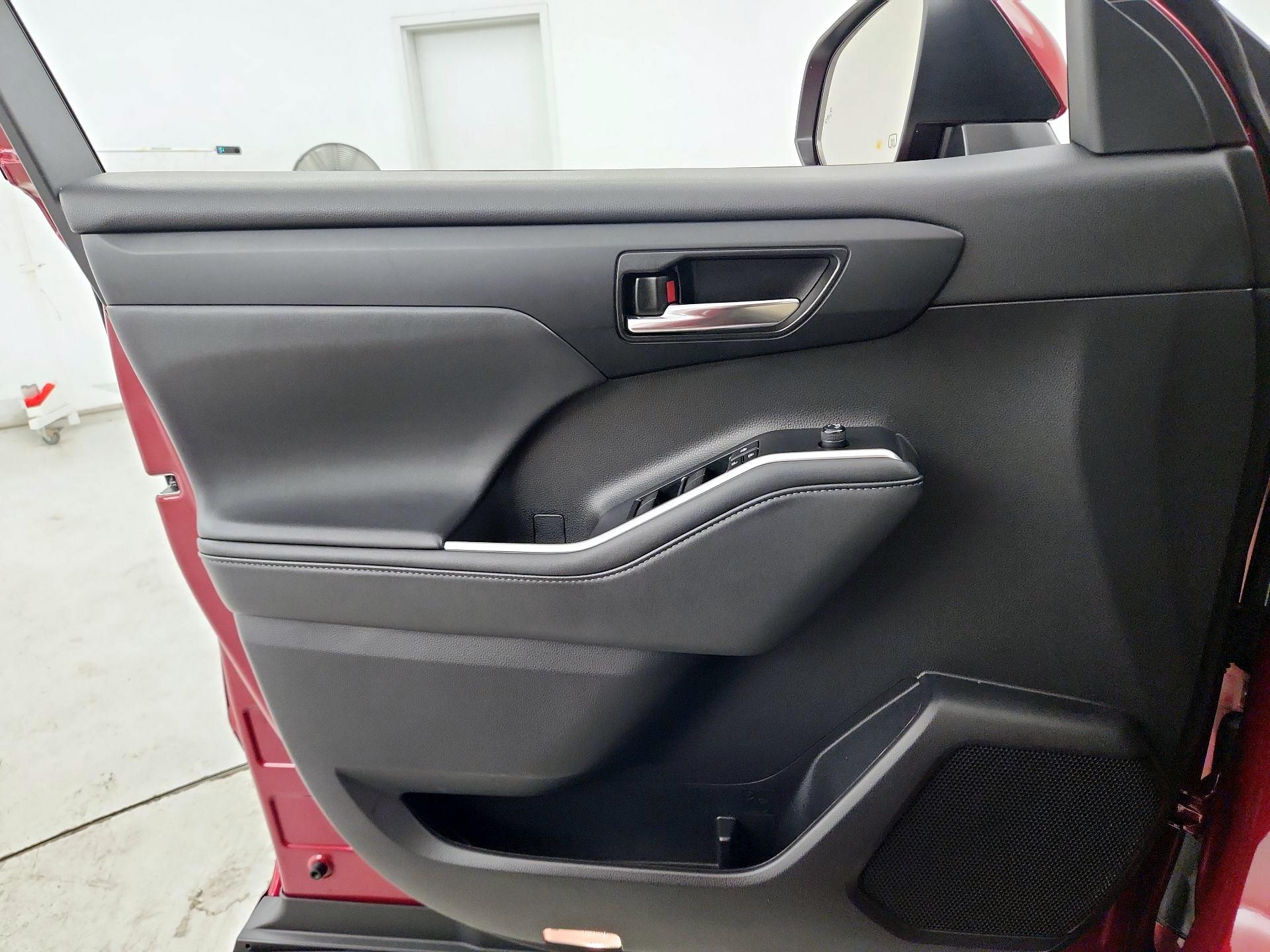 Thumbnail: 2022 Toyota Highlander - 12