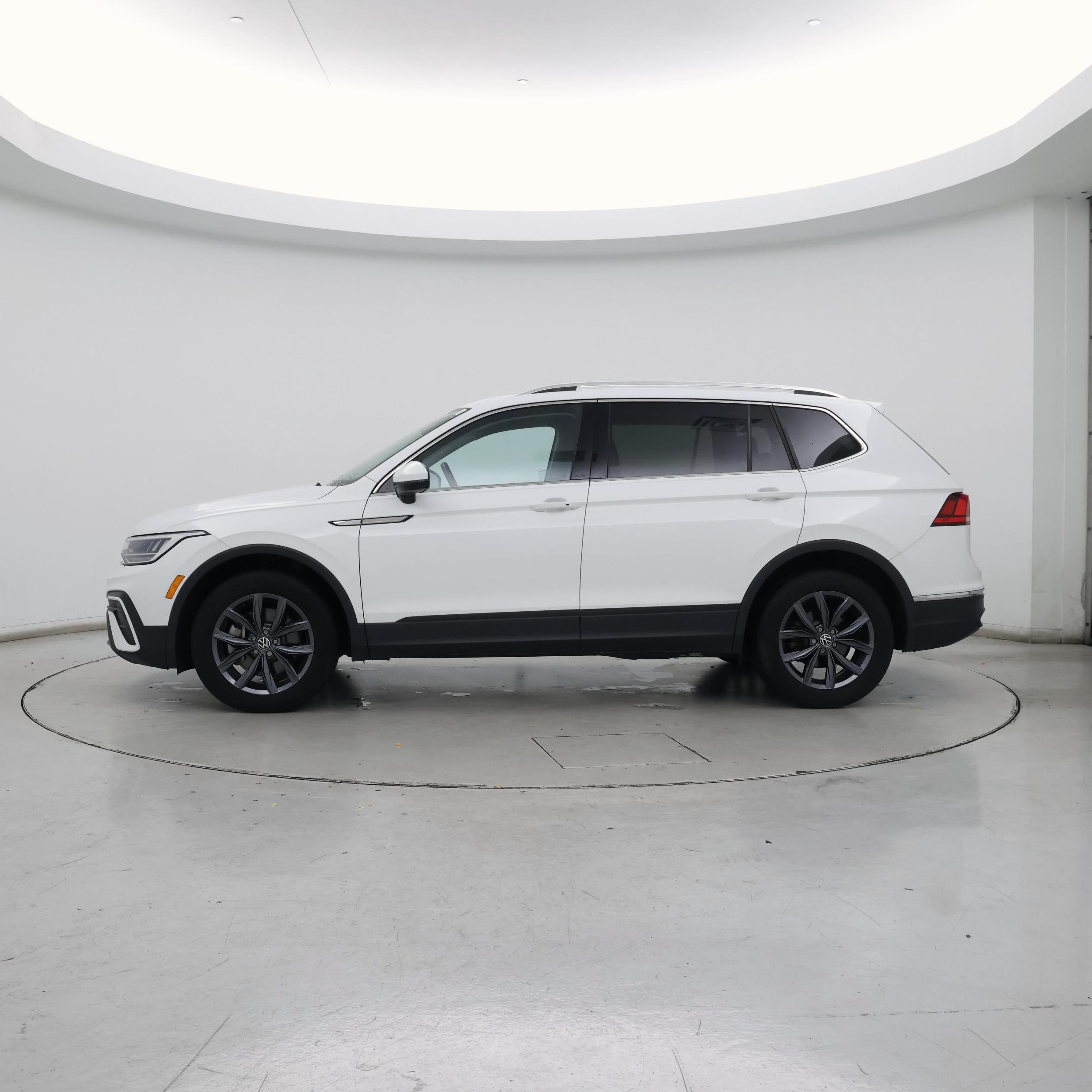 Thumbnail: 2022 Volkswagen Tiguan - 3