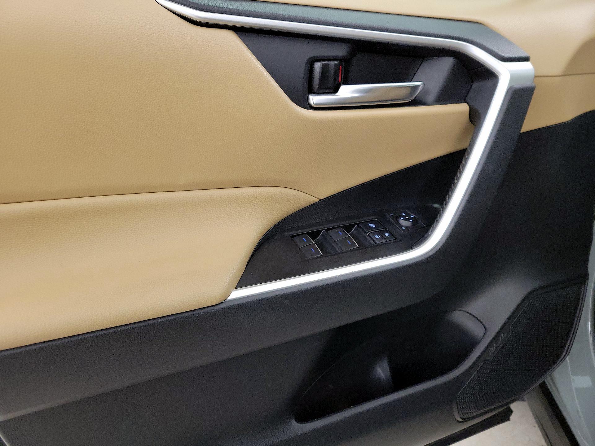 Thumbnail: 2022 Toyota RAV4 - 12