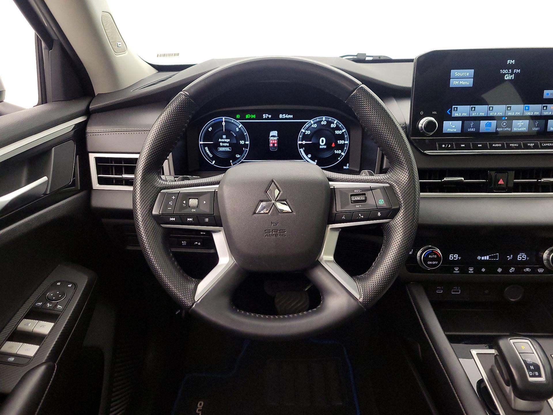 Thumbnail: 2023 Mitsubishi Outlander - 10