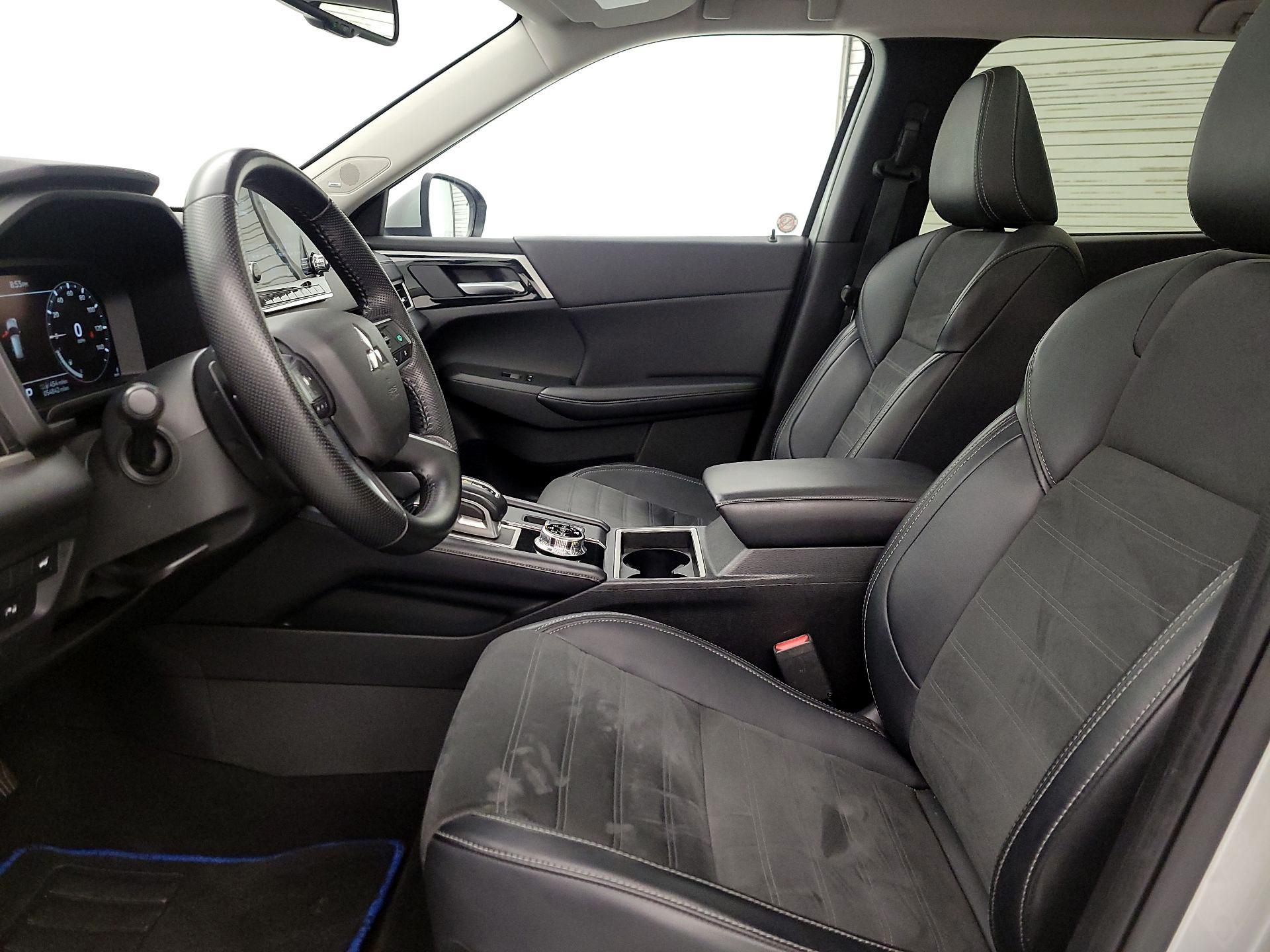 Thumbnail: 2023 Mitsubishi Outlander - 11