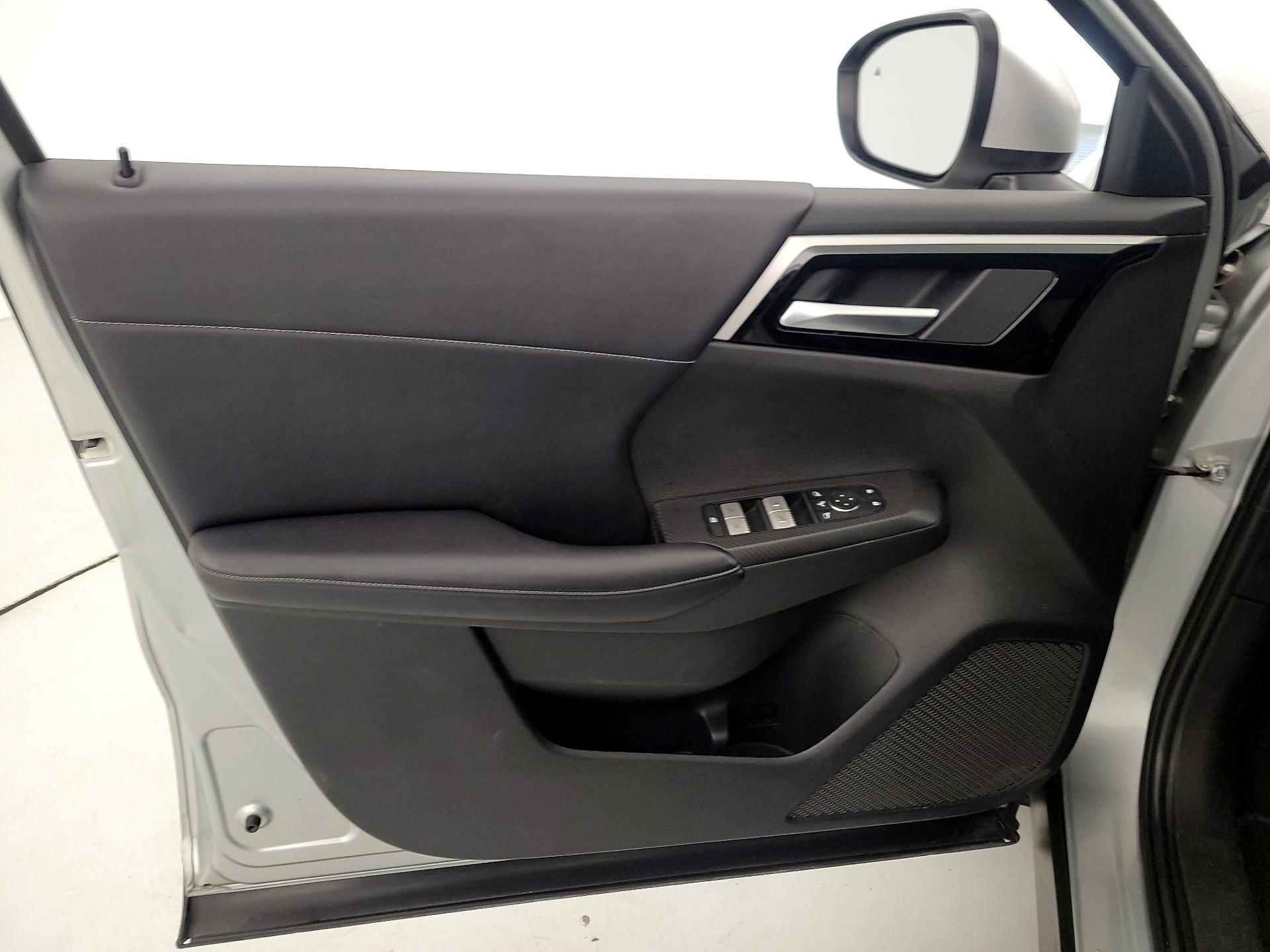 Thumbnail: 2023 Mitsubishi Outlander - 12