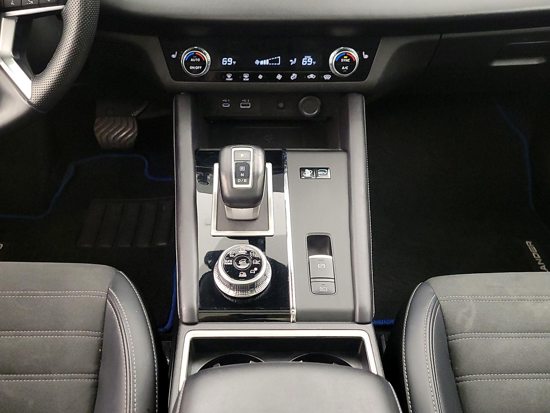 Thumbnail: 2023 Mitsubishi Outlander - 18