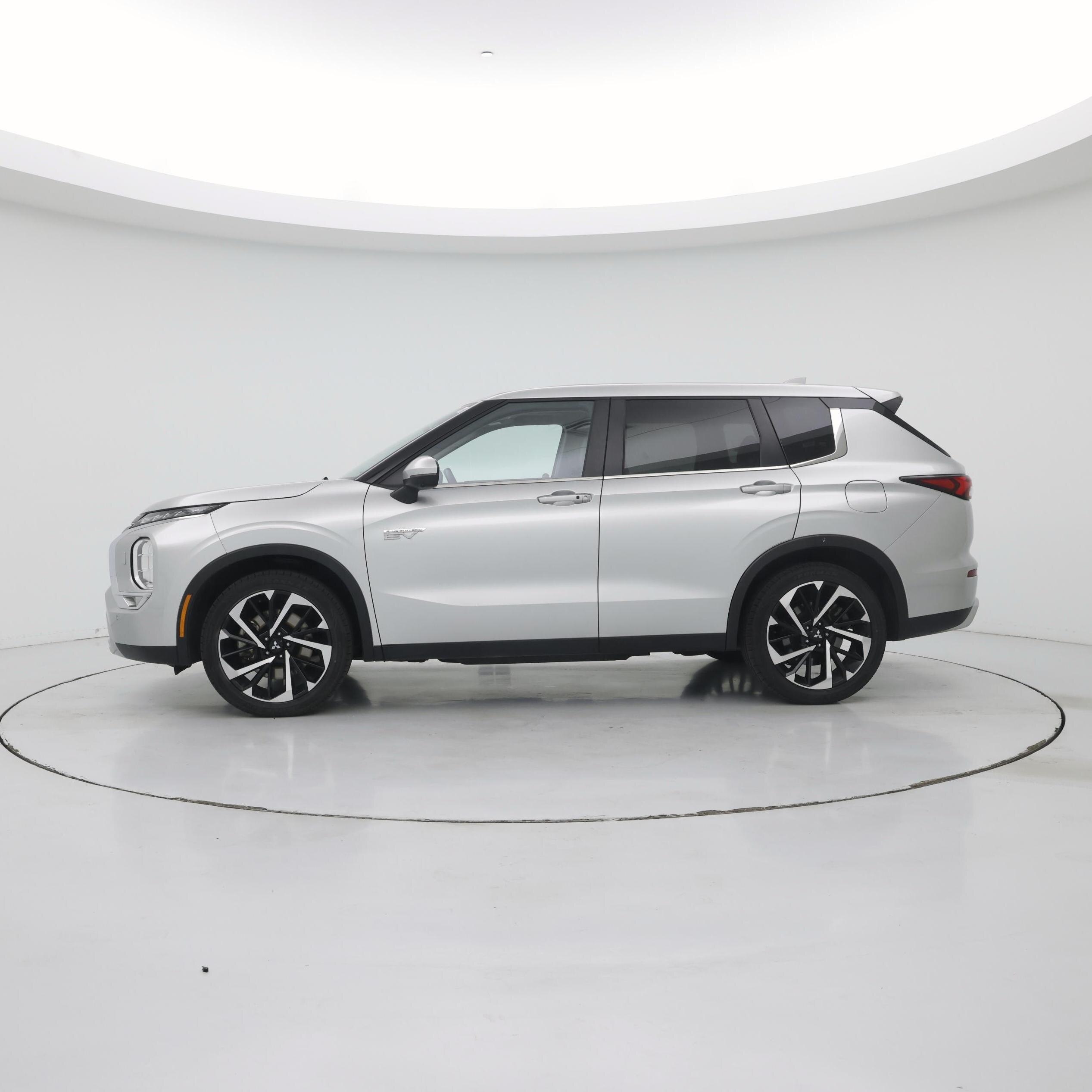 Thumbnail: 2023 Mitsubishi Outlander - 3