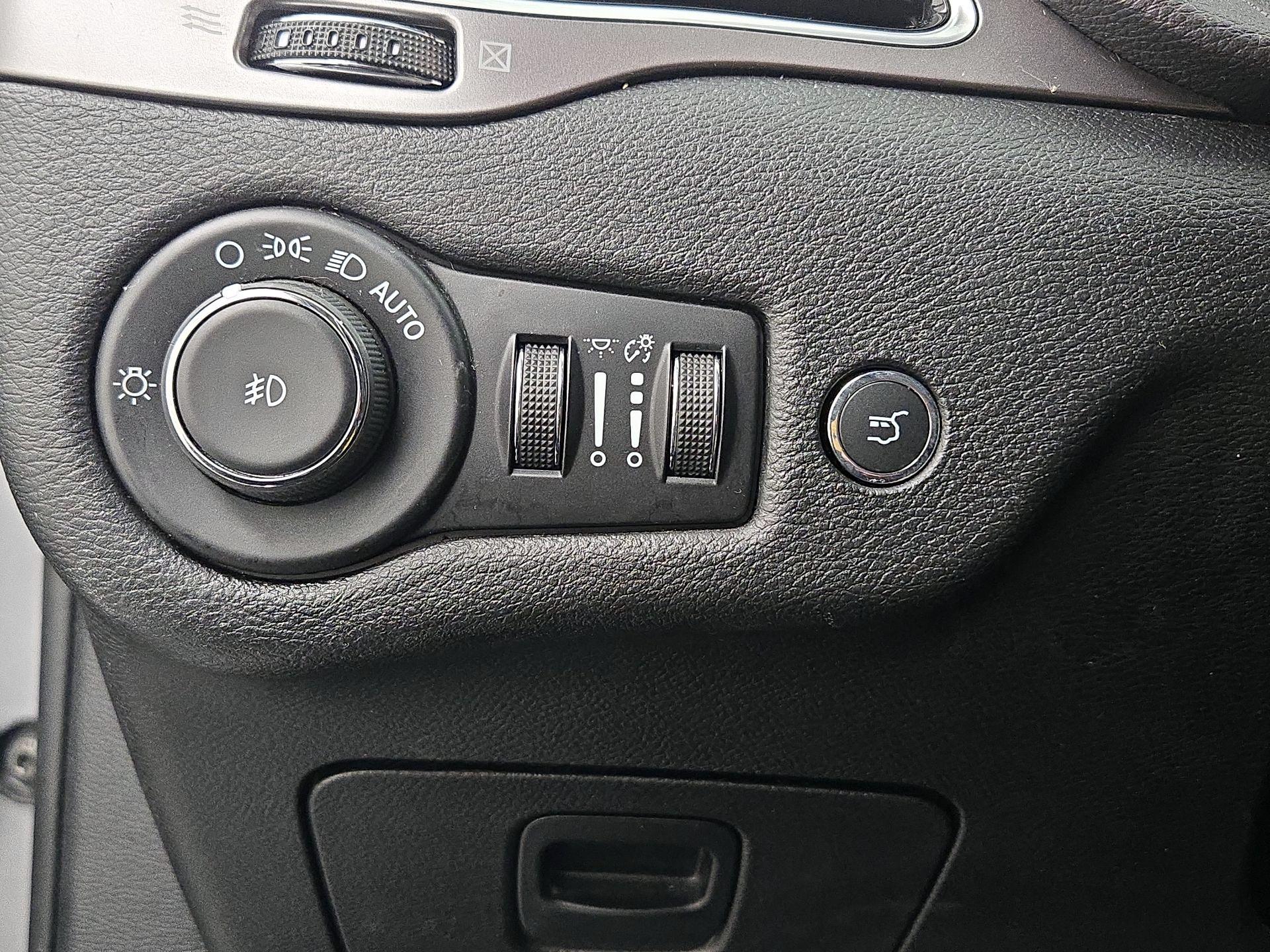 Thumbnail: 2021 Jeep Cherokee - 13