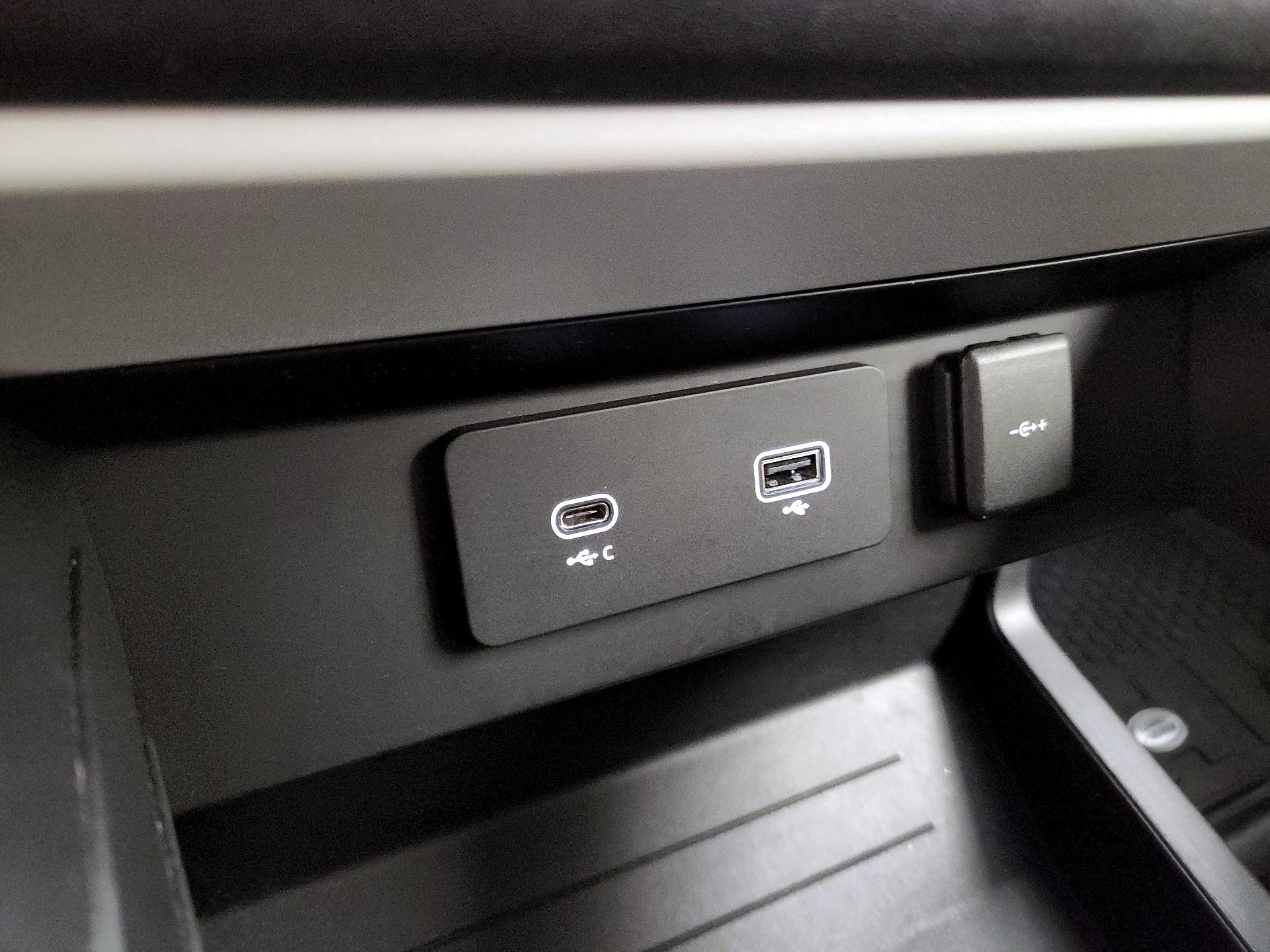 Thumbnail: 2022 Land Rover Defender - 18