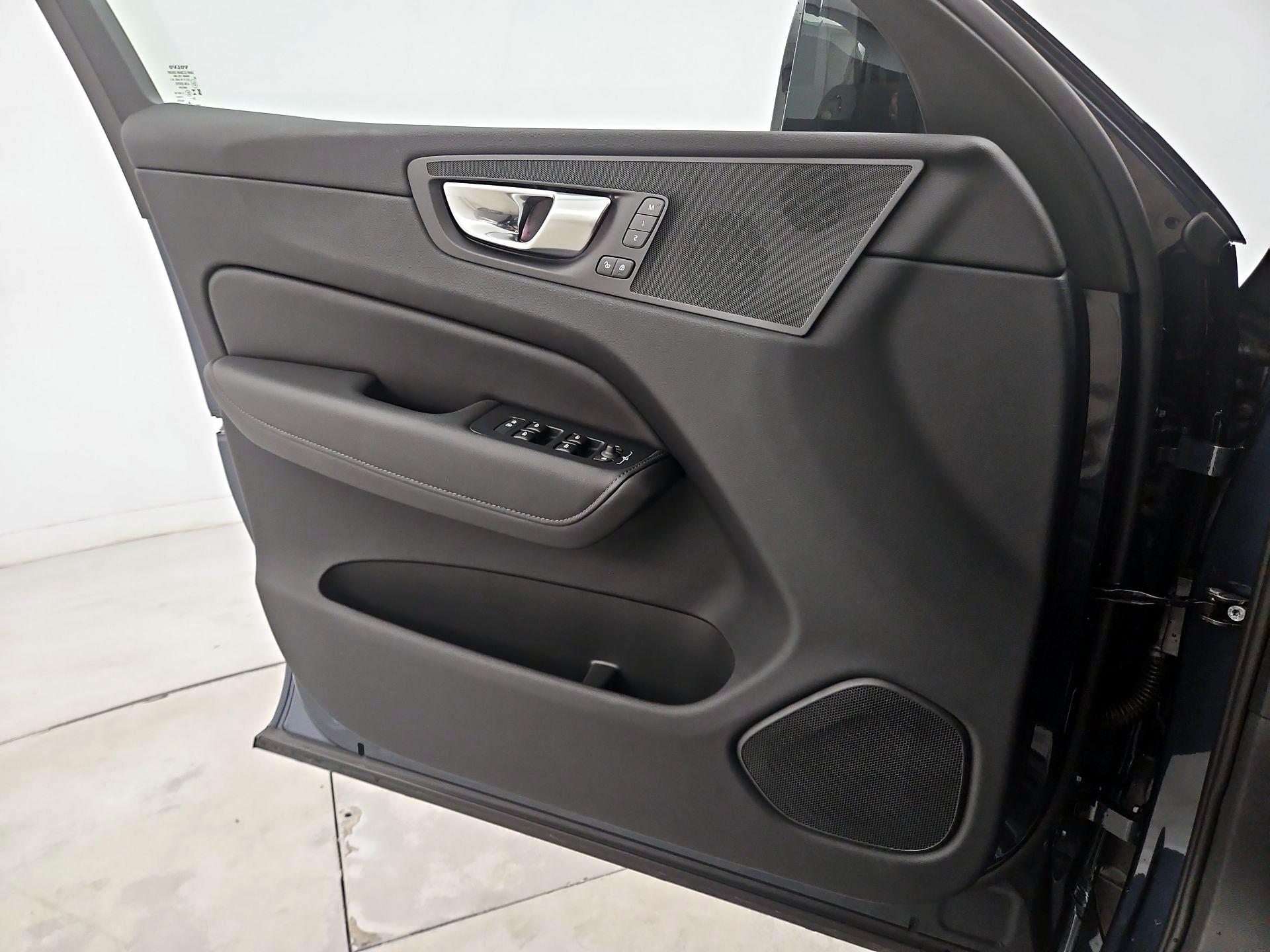 Thumbnail: 2025 Volvo XC60 - 12