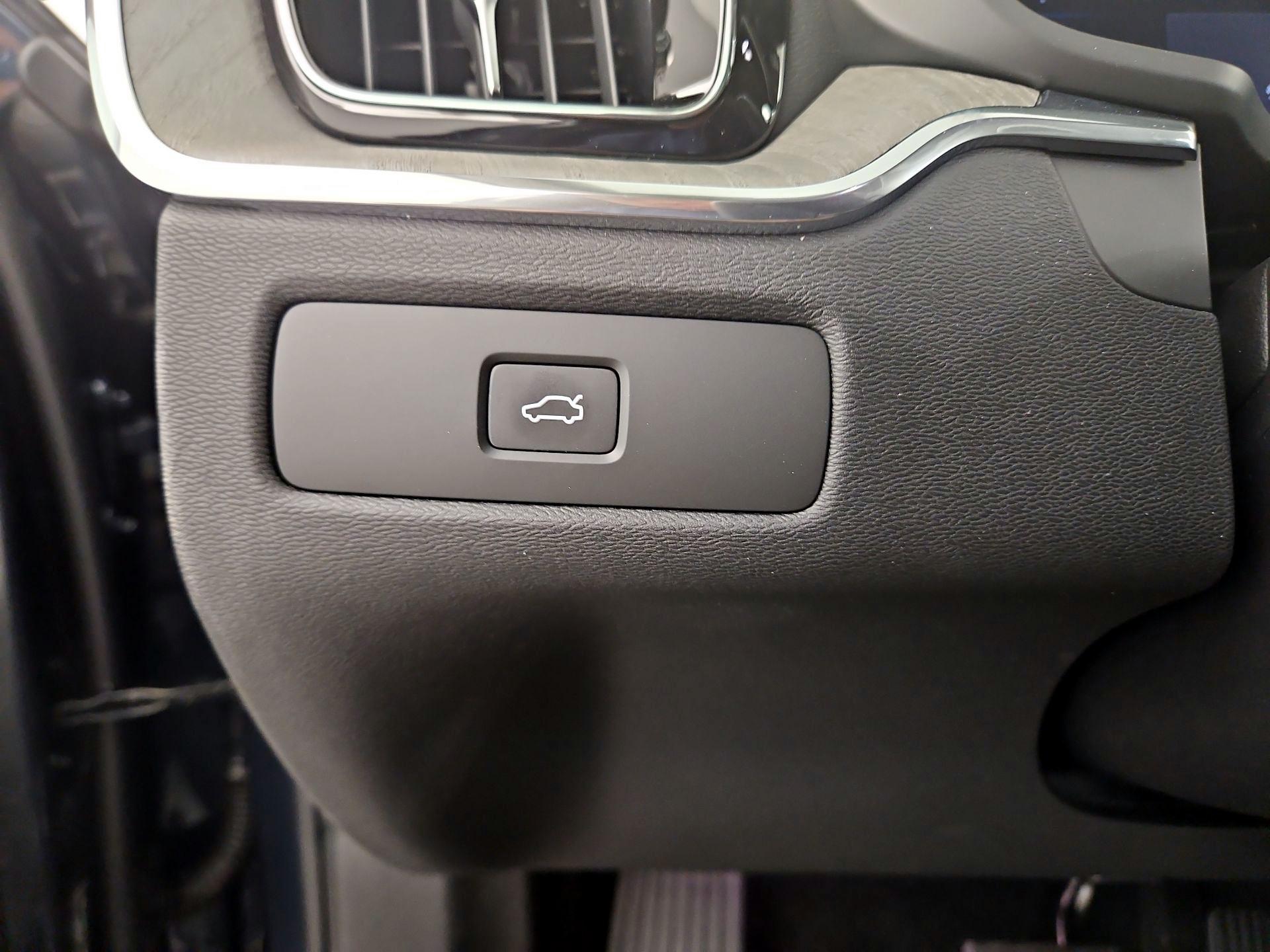 Thumbnail: 2025 Volvo XC60 - 13