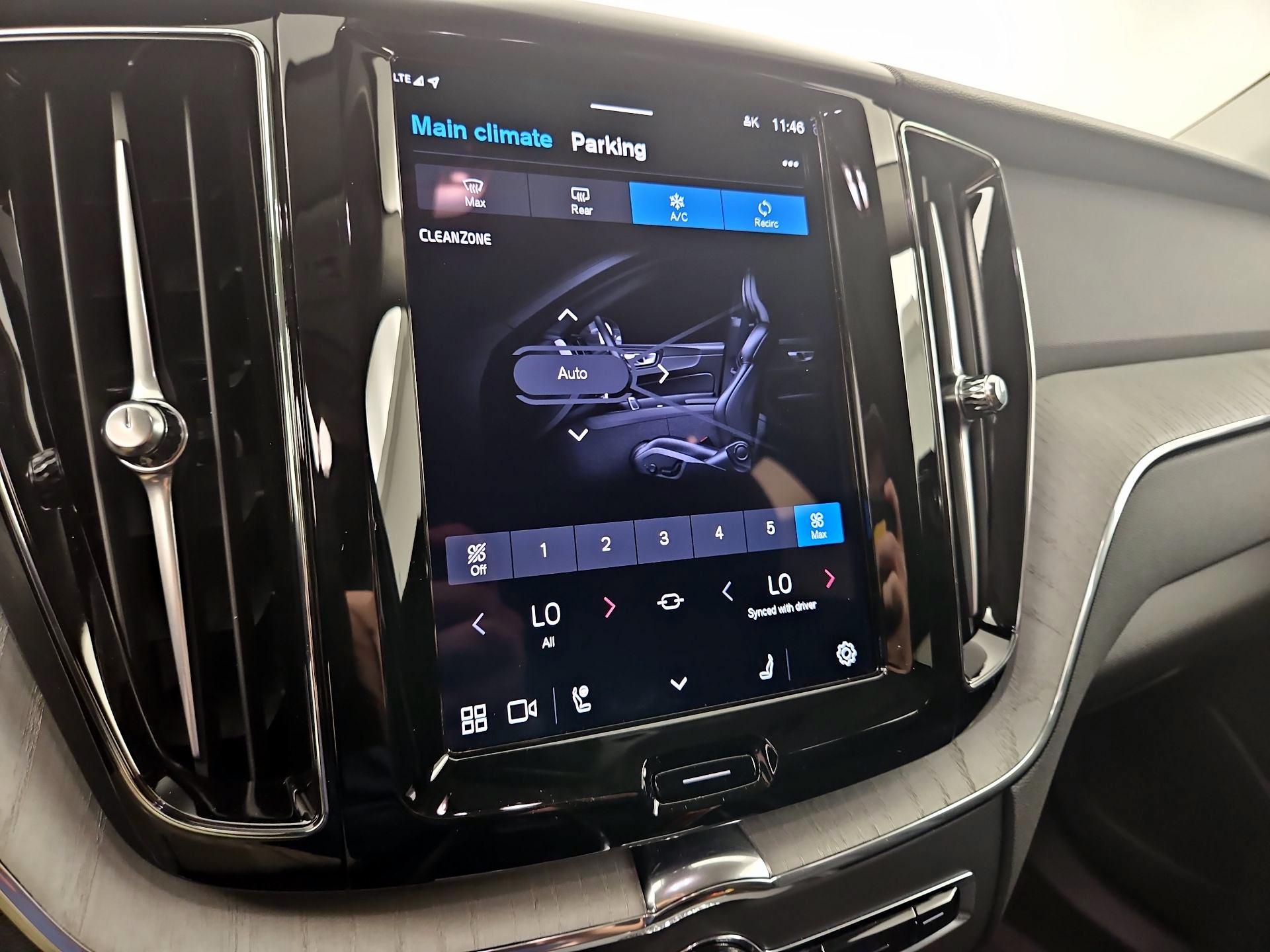 Thumbnail: 2025 Volvo XC60 - 17