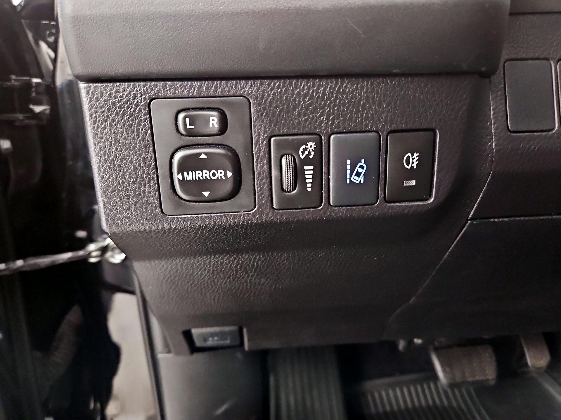 Thumbnail: 2018 Toyota RAV4 - 13