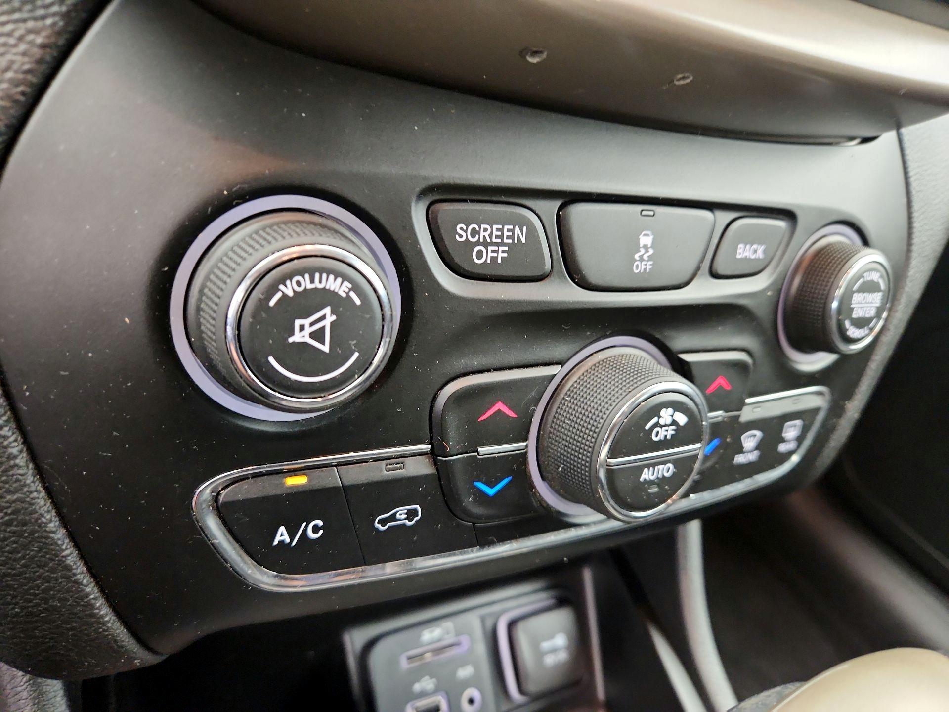 Thumbnail: 2014 Jeep Cherokee - 17