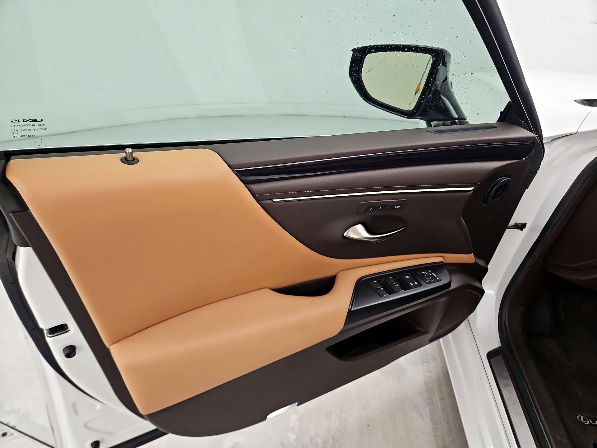 Thumbnail: 2021 Lexus ES - 12