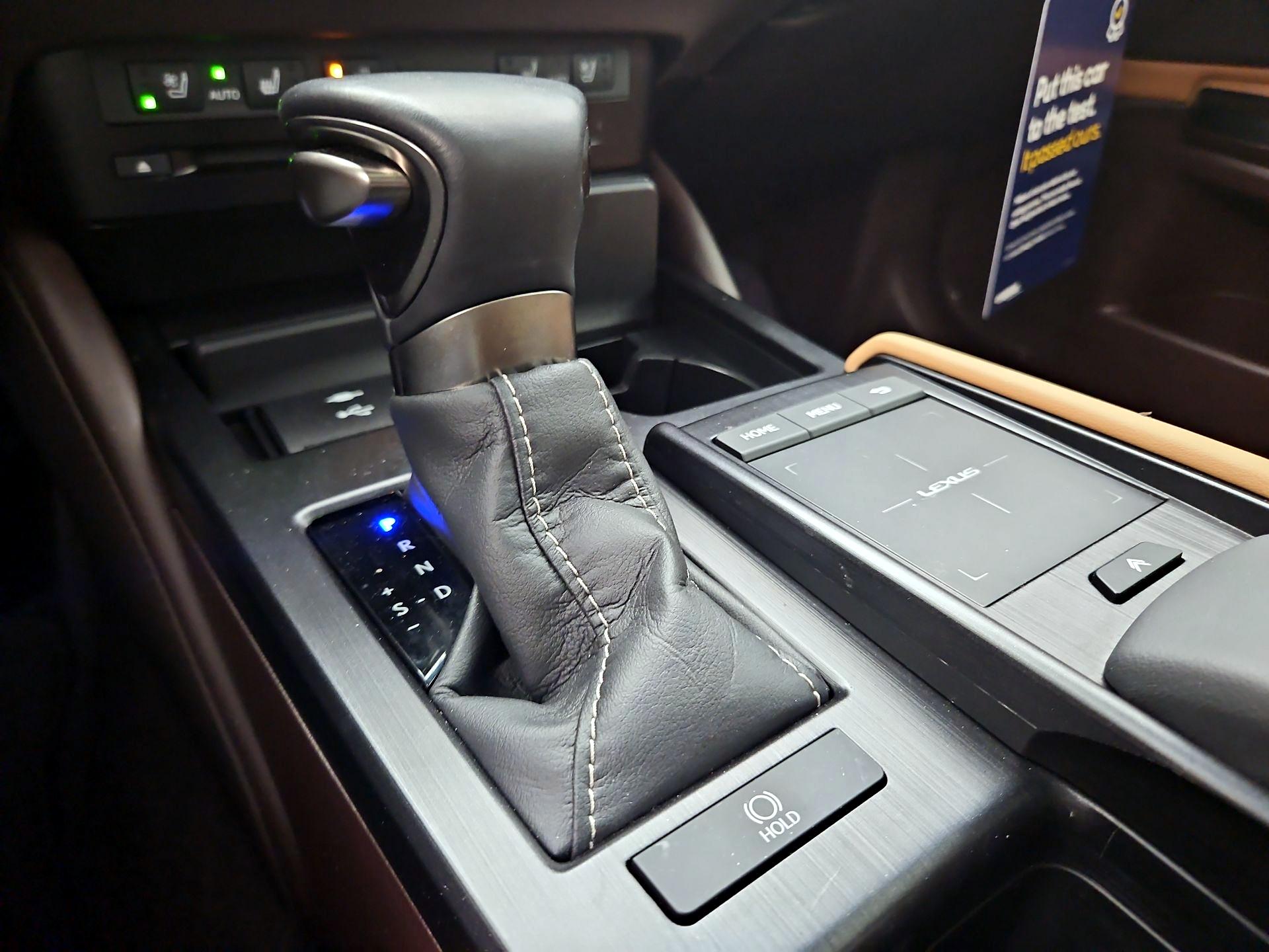 Thumbnail: 2021 Lexus ES - 17