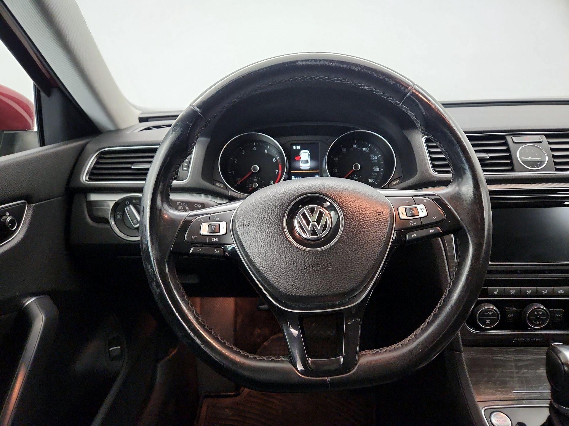 Thumbnail: 2017 Volkswagen Passat - 10