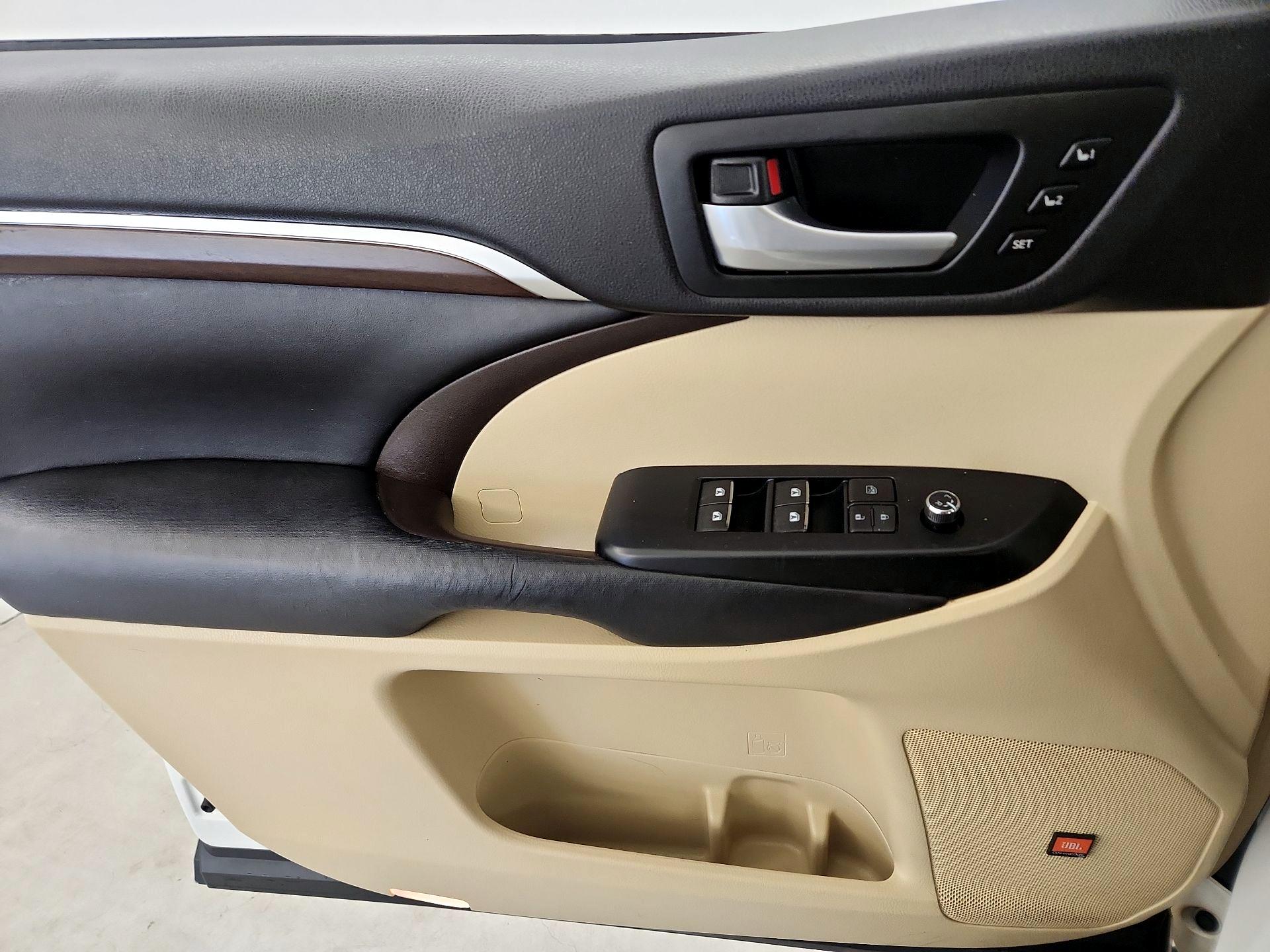 Thumbnail: 2016 Toyota Highlander - 12