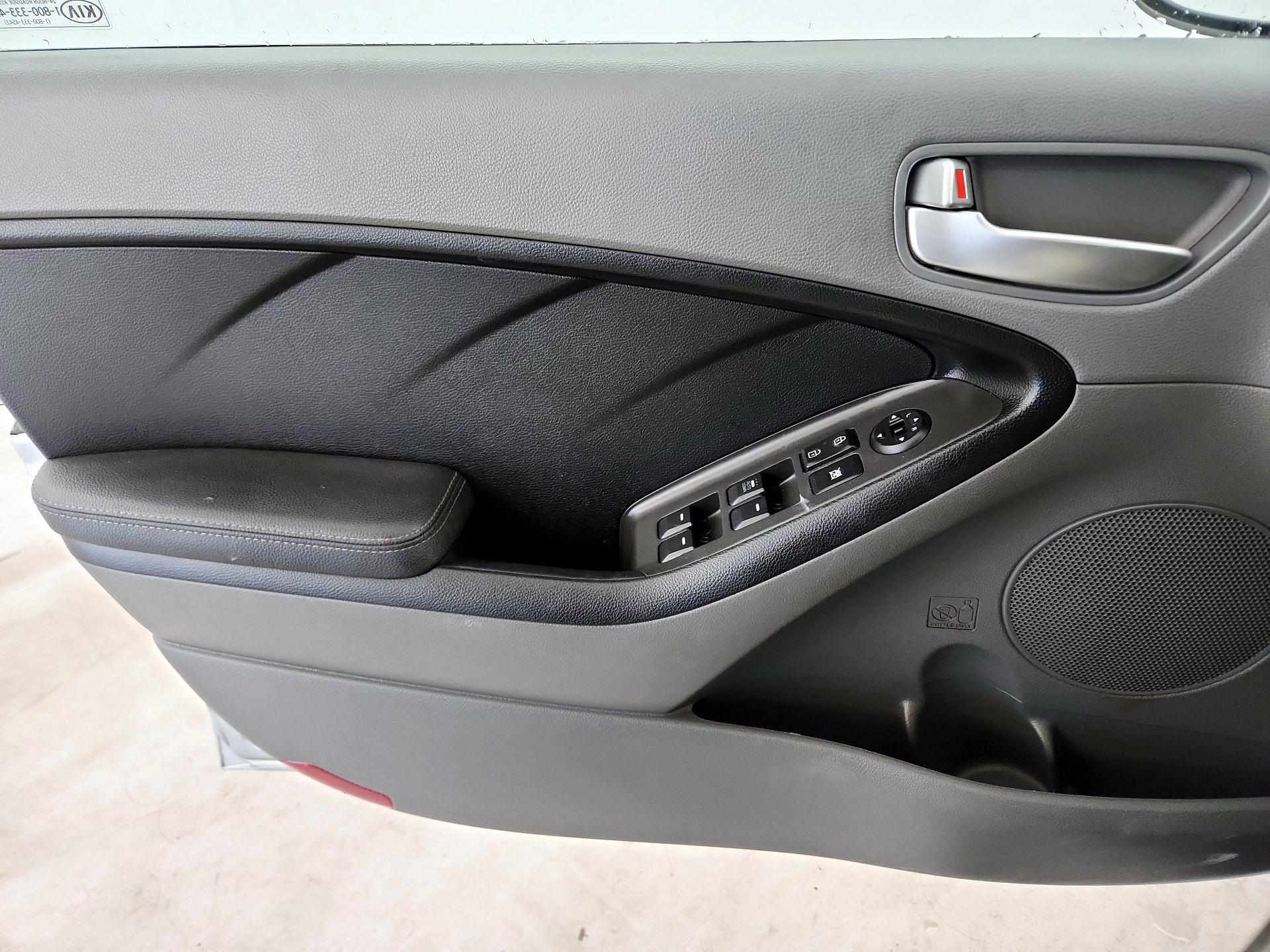 Thumbnail: 2017 Kia Forte - 12