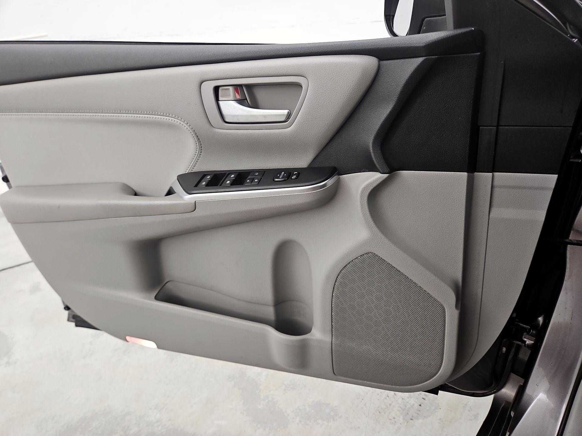 Thumbnail: 2015 Toyota Camry - 12