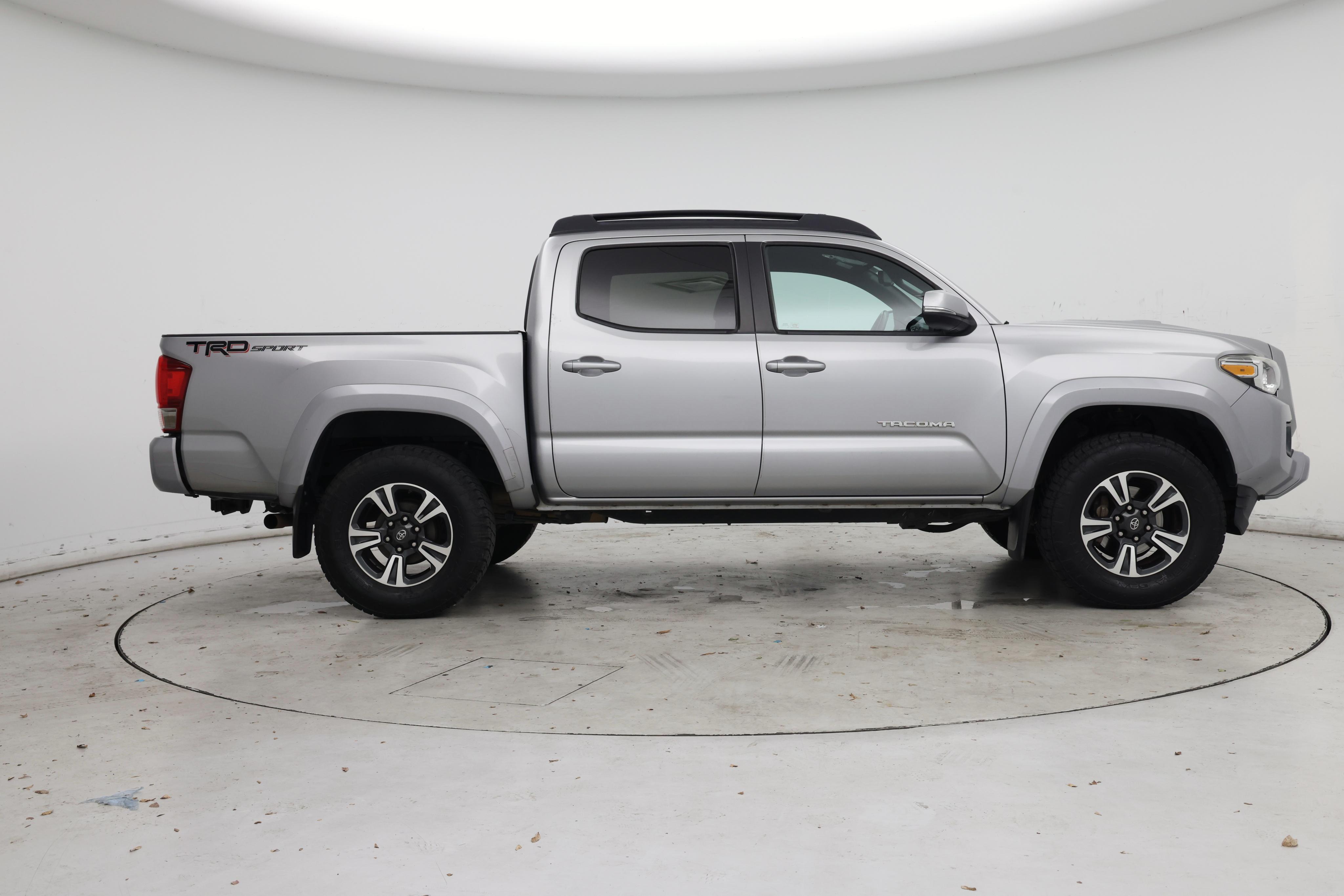 Thumbnail: 2017 Toyota Tacoma - 7