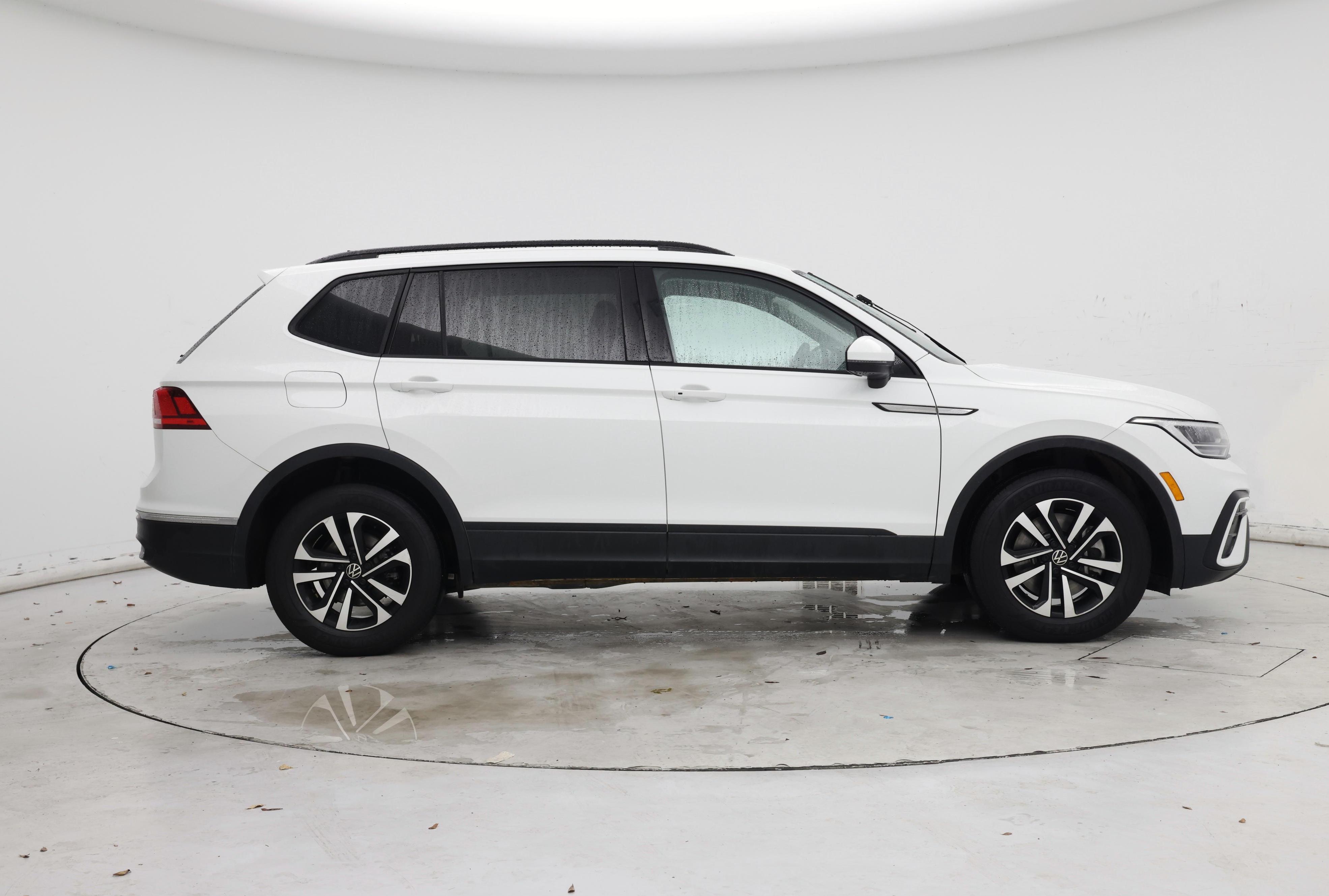 Thumbnail: 2023 Volkswagen Tiguan - 7